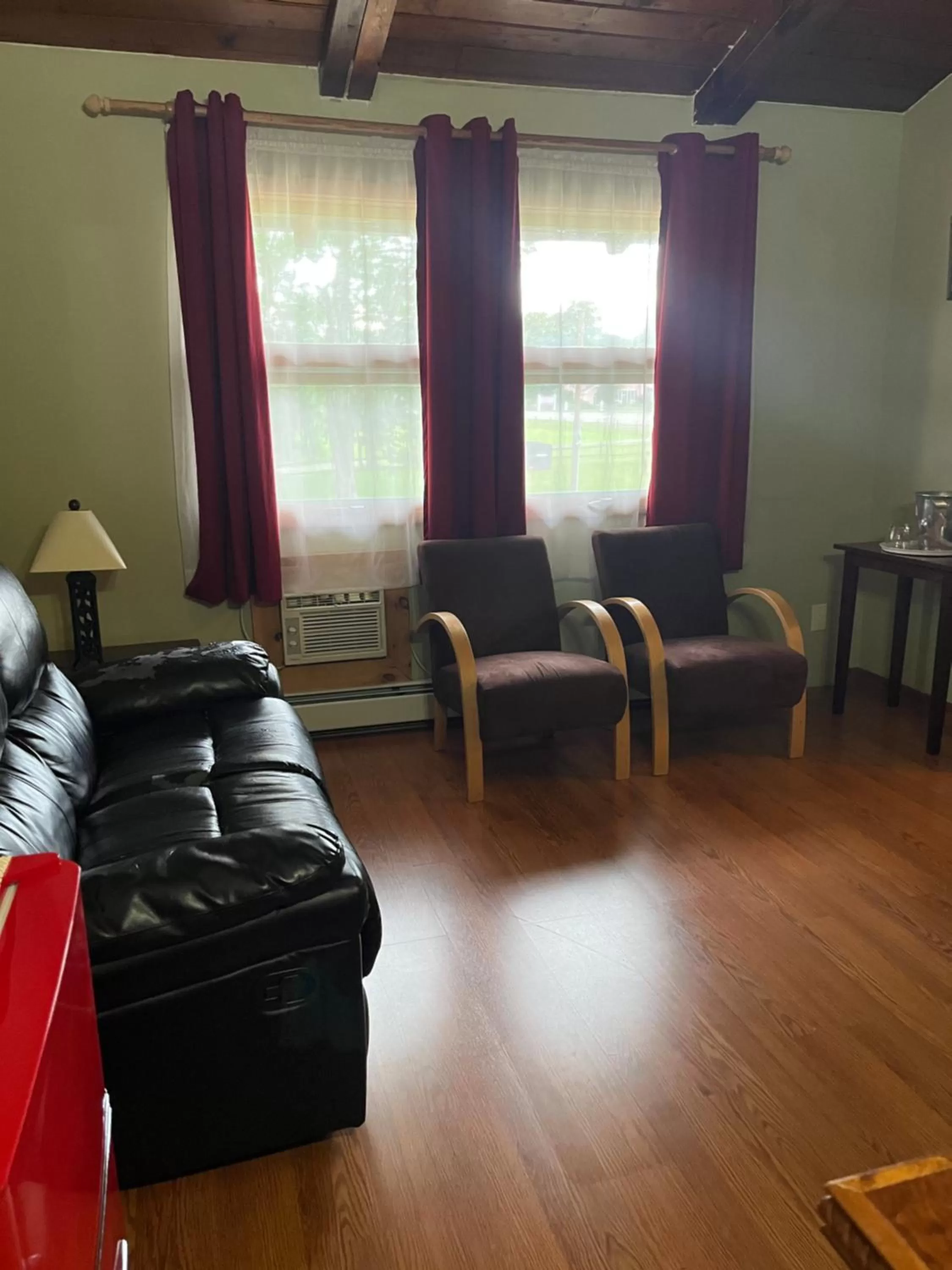 Seating area in Vinehurst Inn & Suites