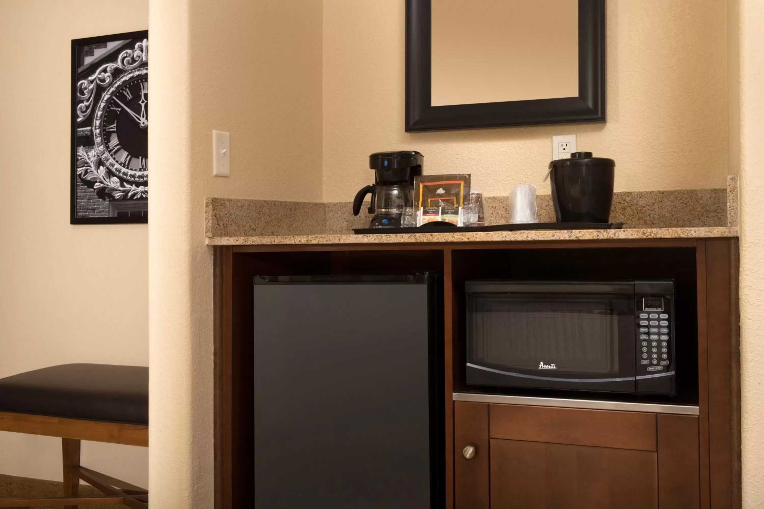 Kitchen or kitchenette in Country Inn & Suites by Radisson, Houston Intercontinental Airport East, TX