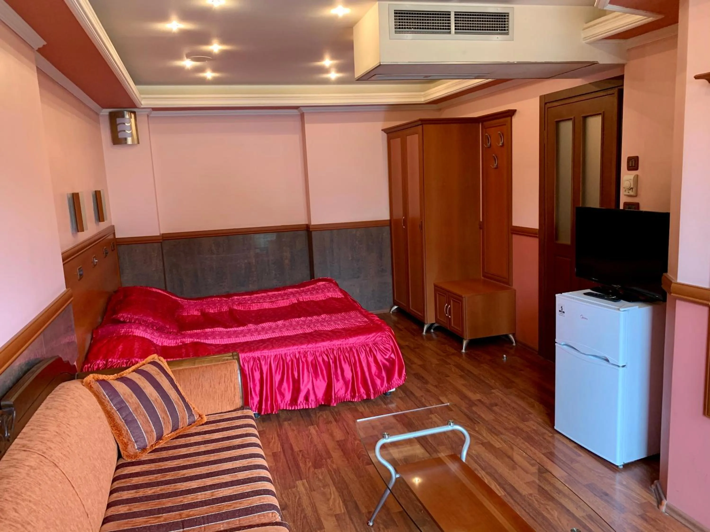 Photo of the whole room, Bed in California Hotel