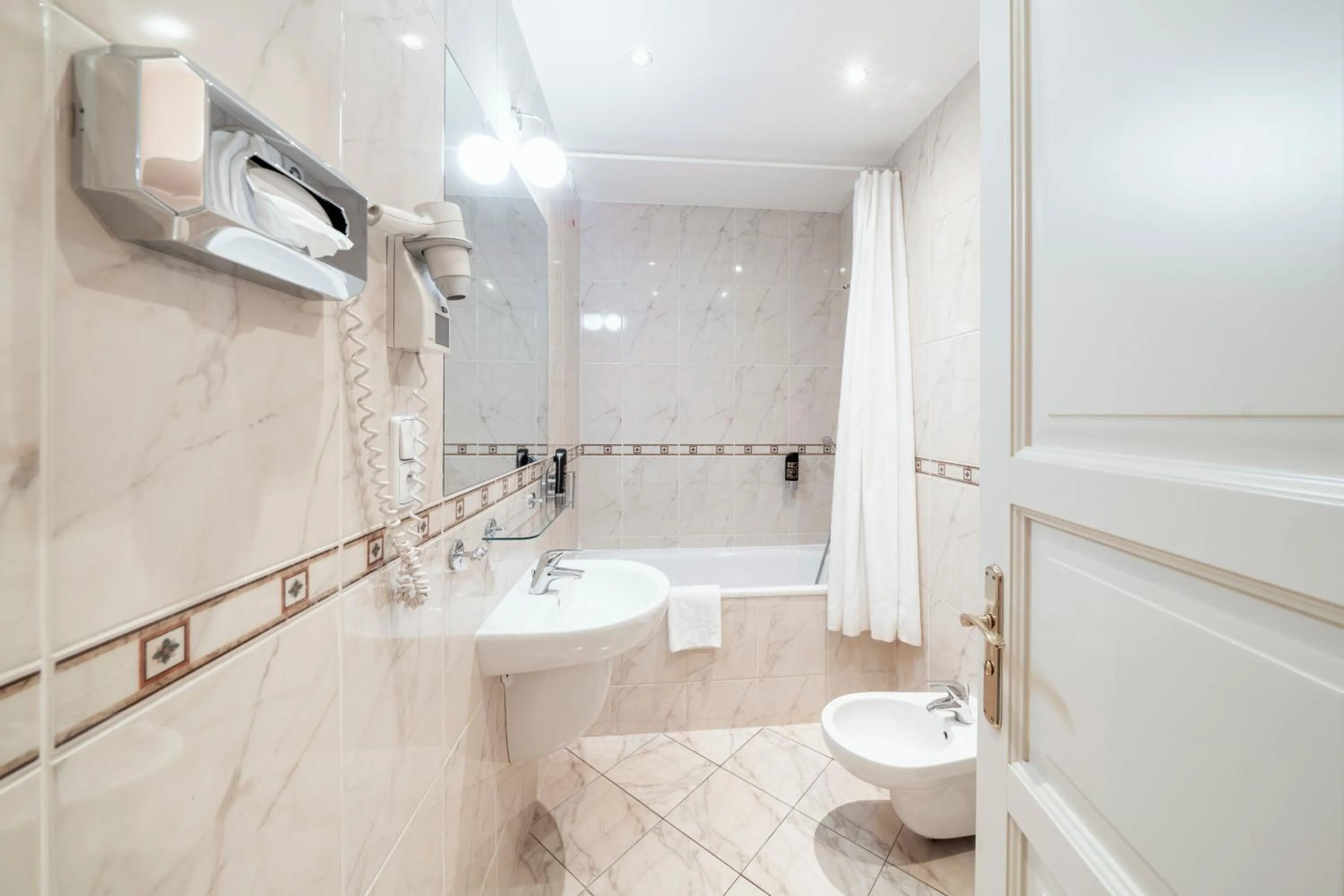 Bathroom in Hotel Raffaello Prague