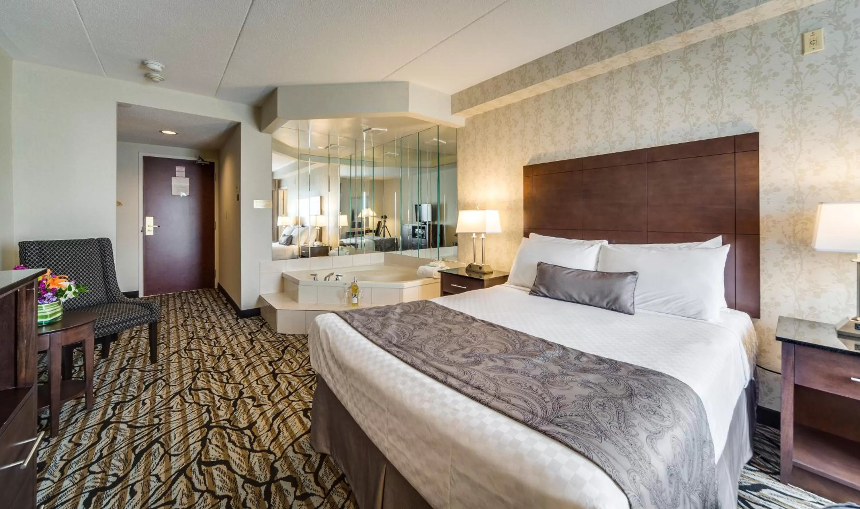 Photo of the whole room, Bed in Monte Carlo Inn Oakville Suites