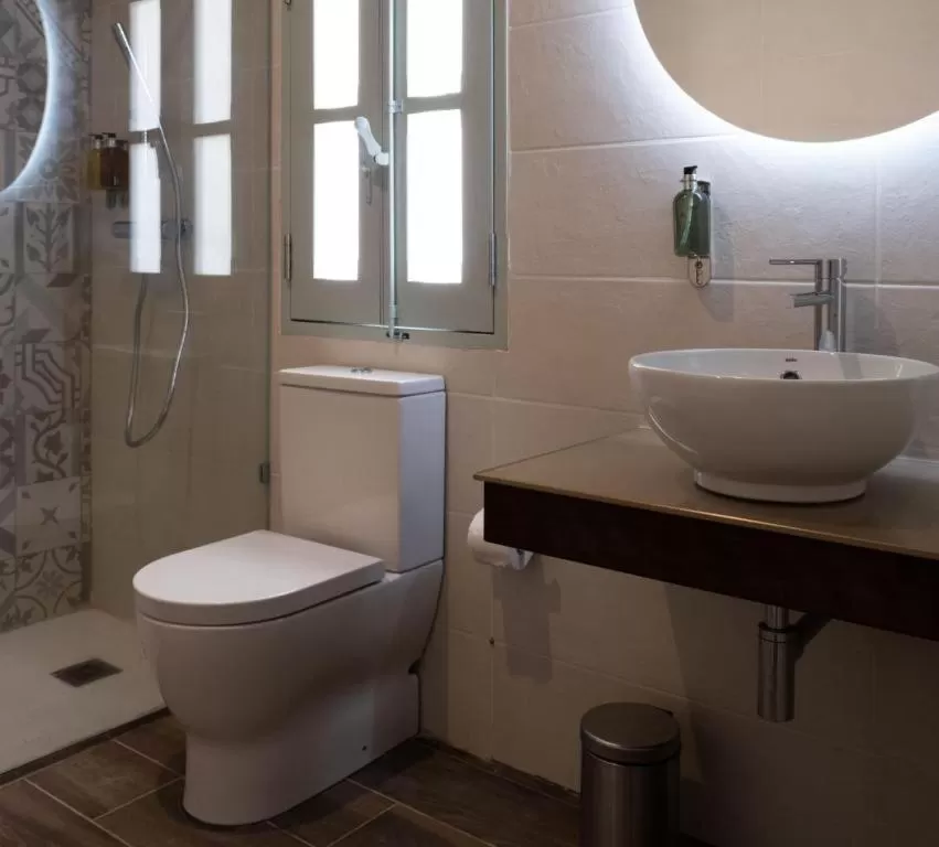 Shower in Mulberry Suites