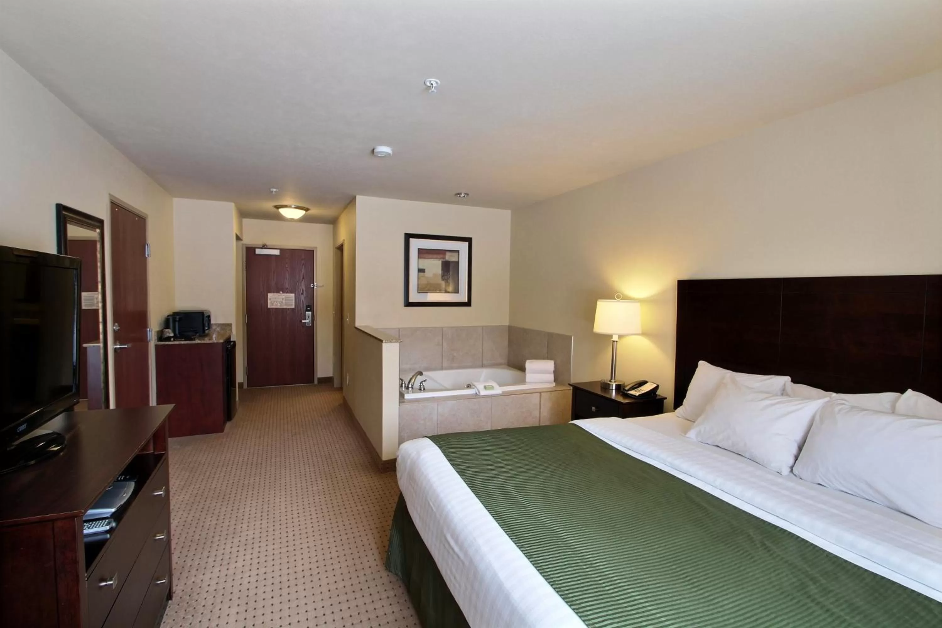 Bed in Cobblestone Inn & Suites - Brillion