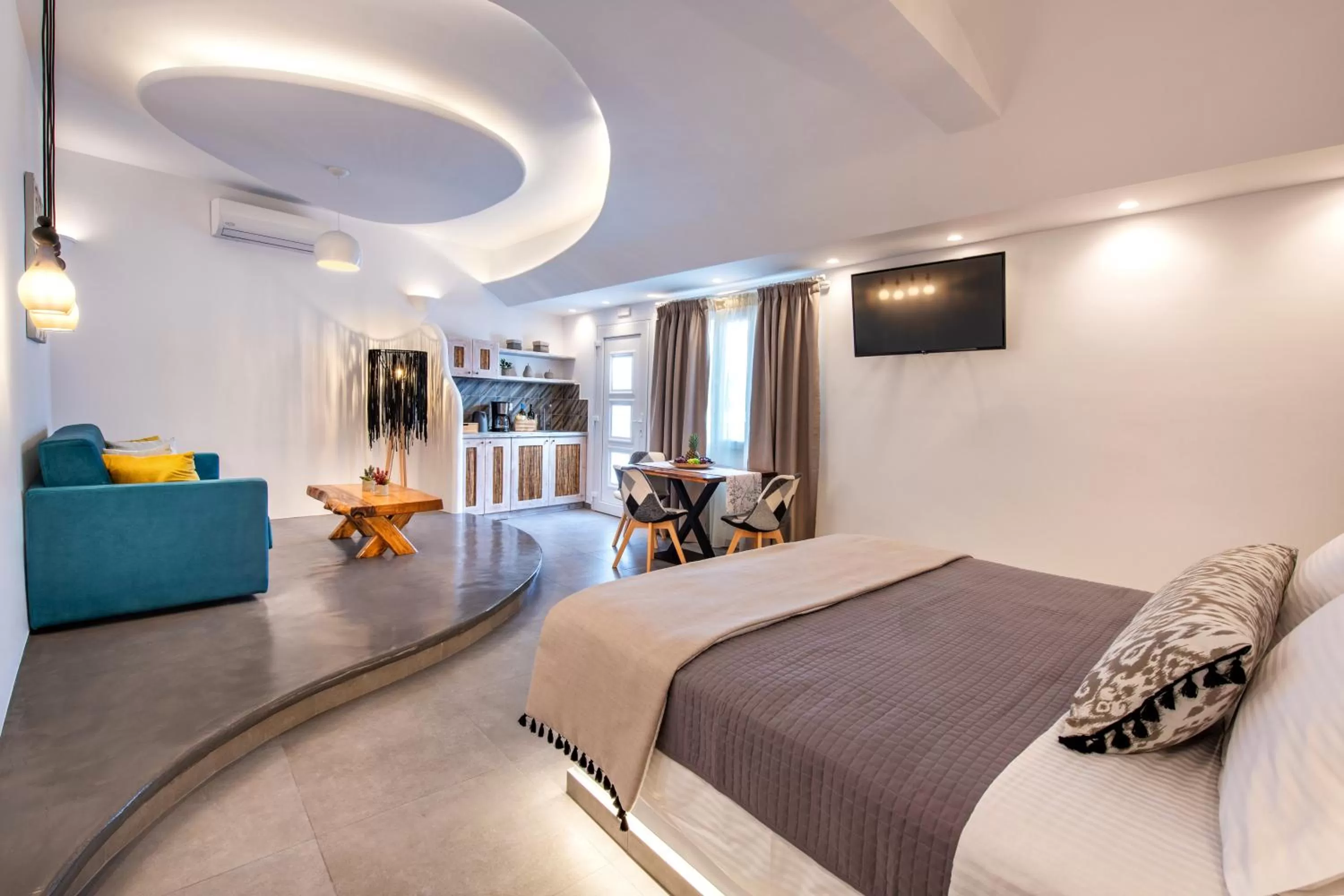 Photo of the whole room, Bed in Abasa Suites