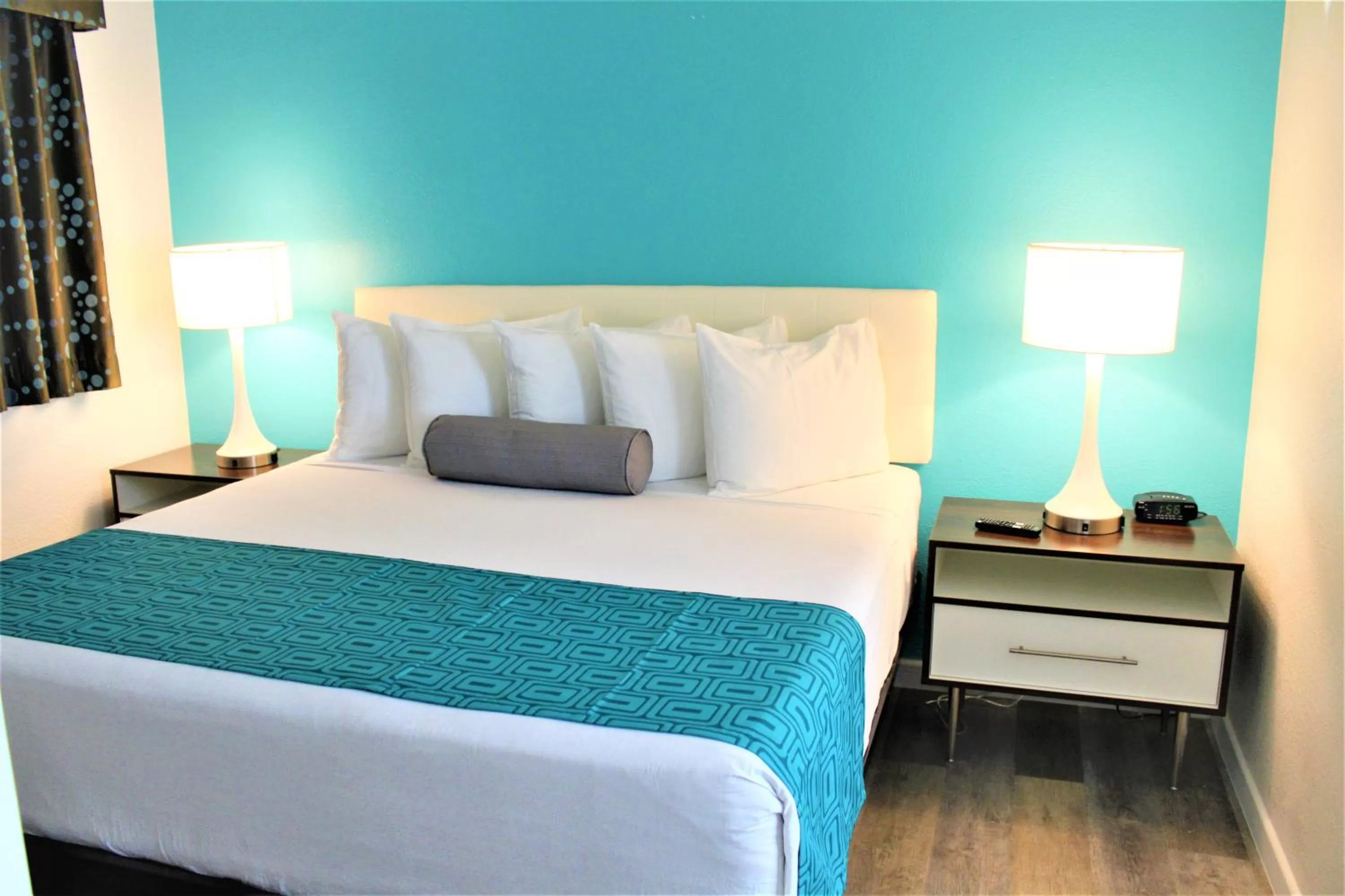 Bedroom, Bed in Howard Johnson Suites by Wyndham San Diego Chula Vista BayFront