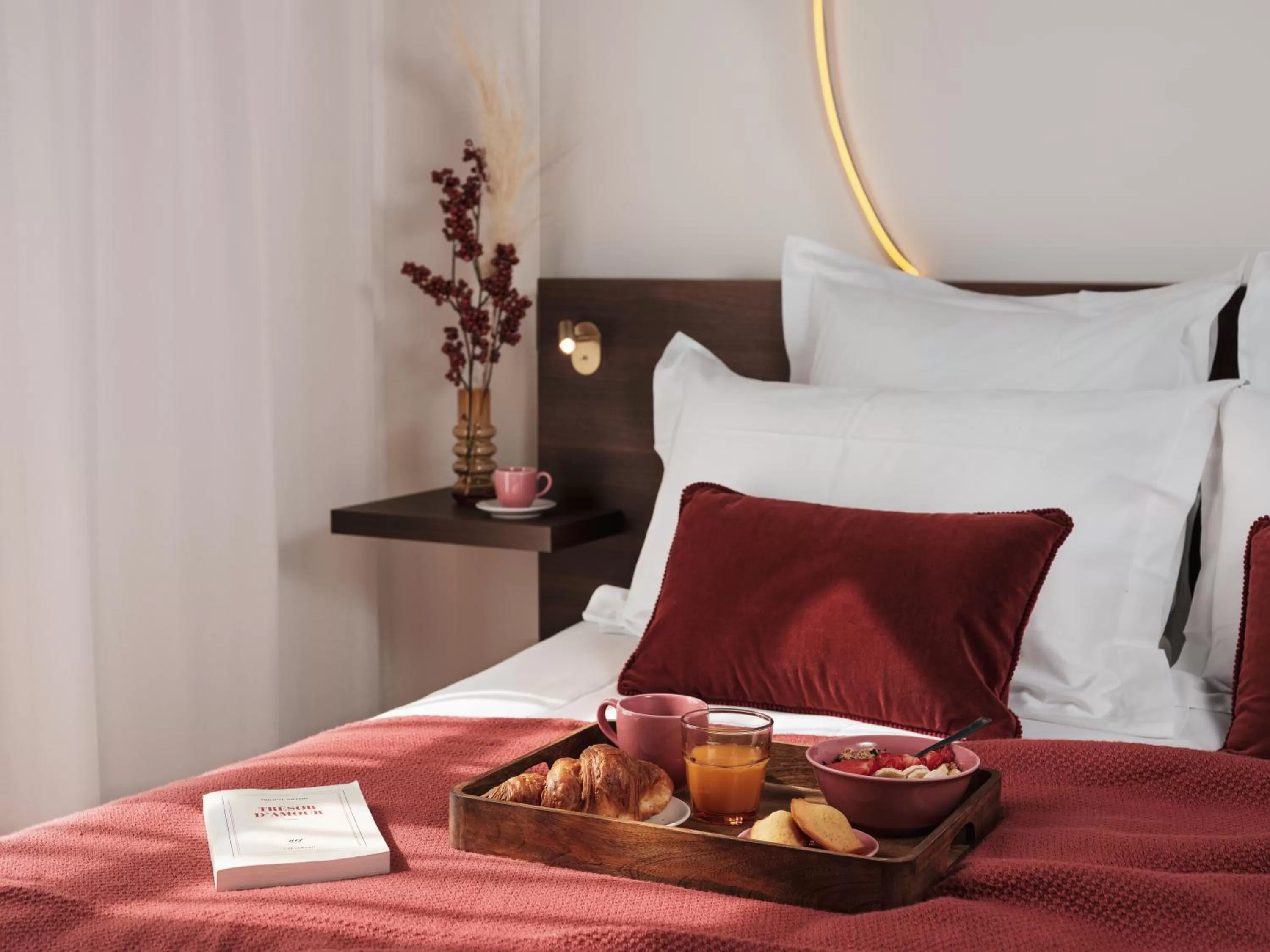 Bed in Seven Hotel Paris