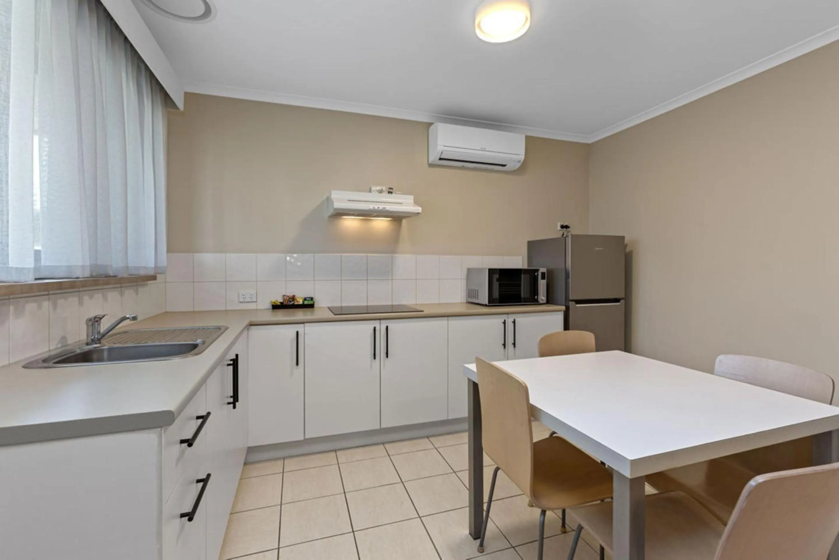 Kitchen or kitchenette, Kitchen/Kitchenette in Best Western Apollo Bay Motel