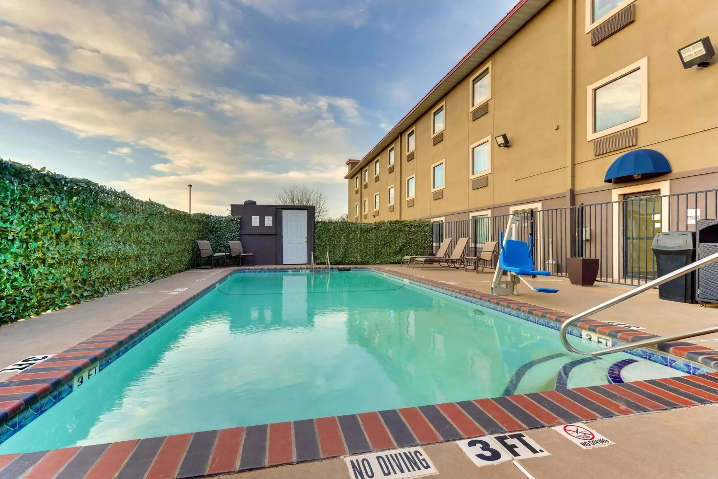 Swimming pool in Best Western Plus University Inn & Suites