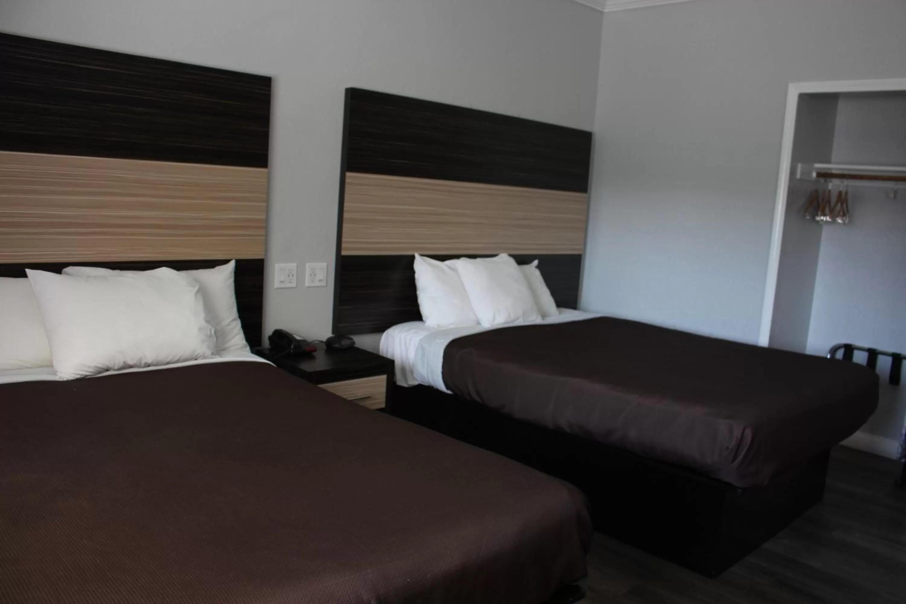 Bed in Rodeway Inn & Suites Hayward - Oakland South