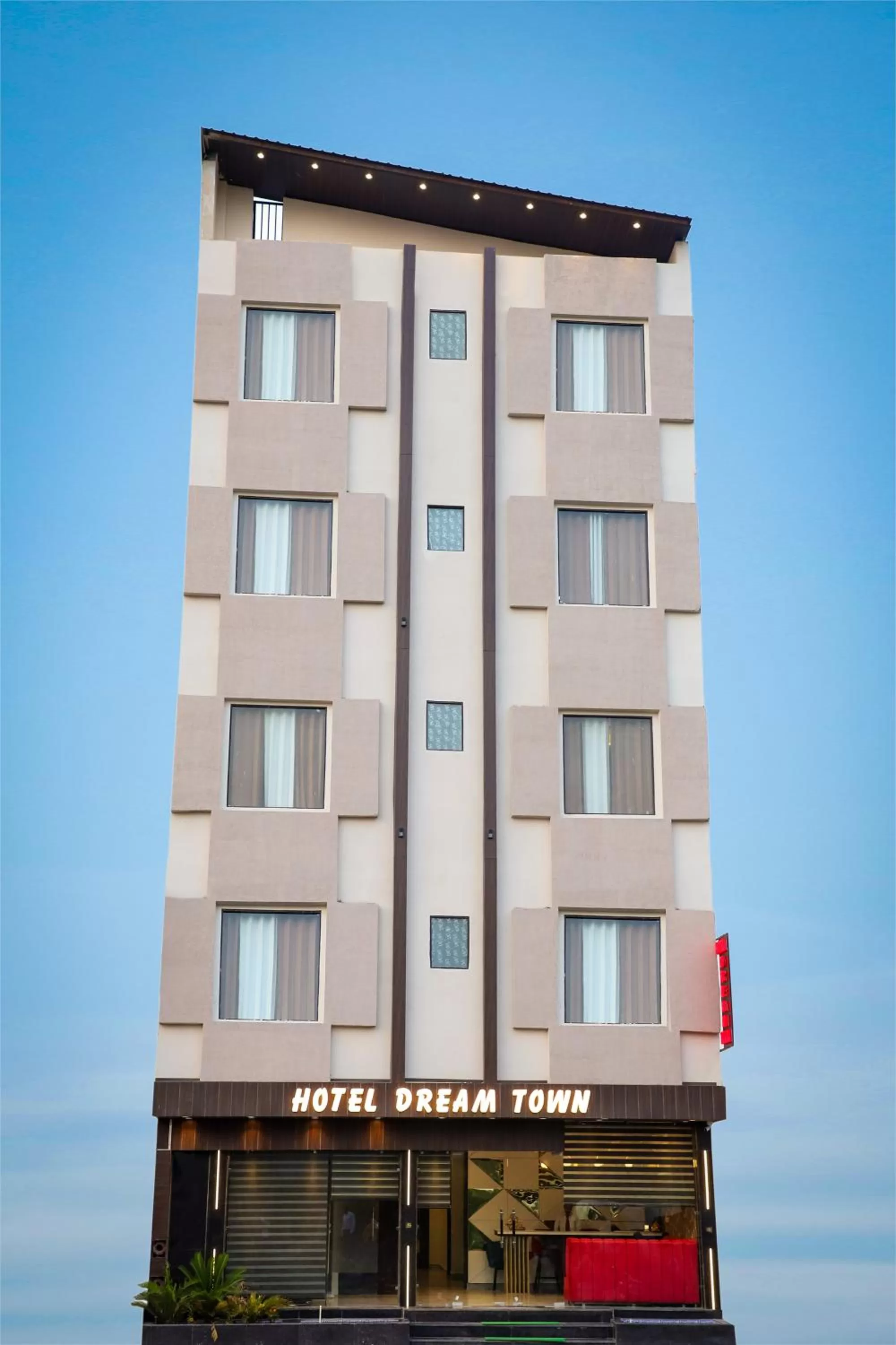 Property building in Hotel Dream Town By Cozy Hotels & Resorts