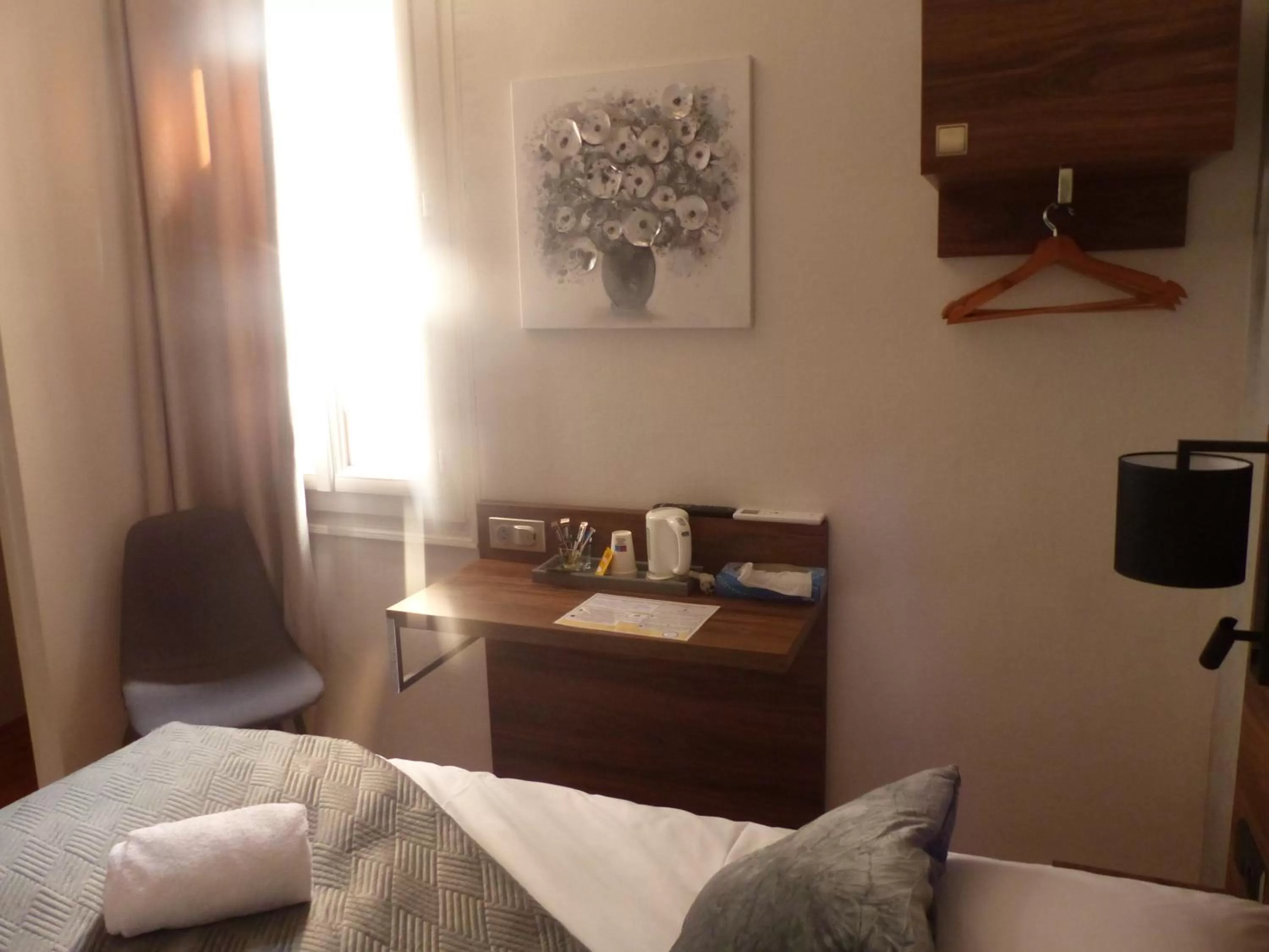 Seating area, Bed in Hotel Le Rochegude