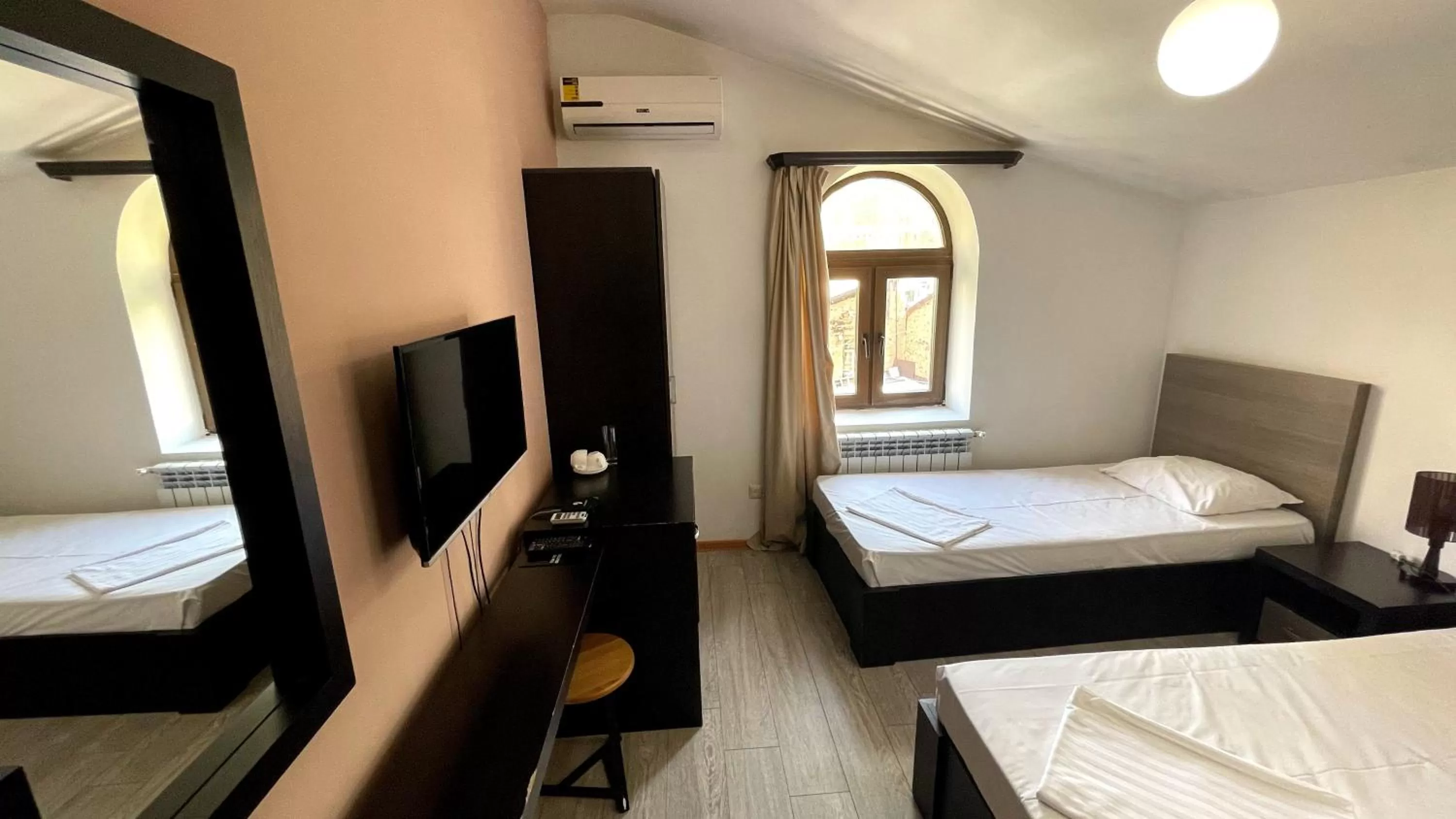 Budget Twin Room in City Centre Hotel By Picnic