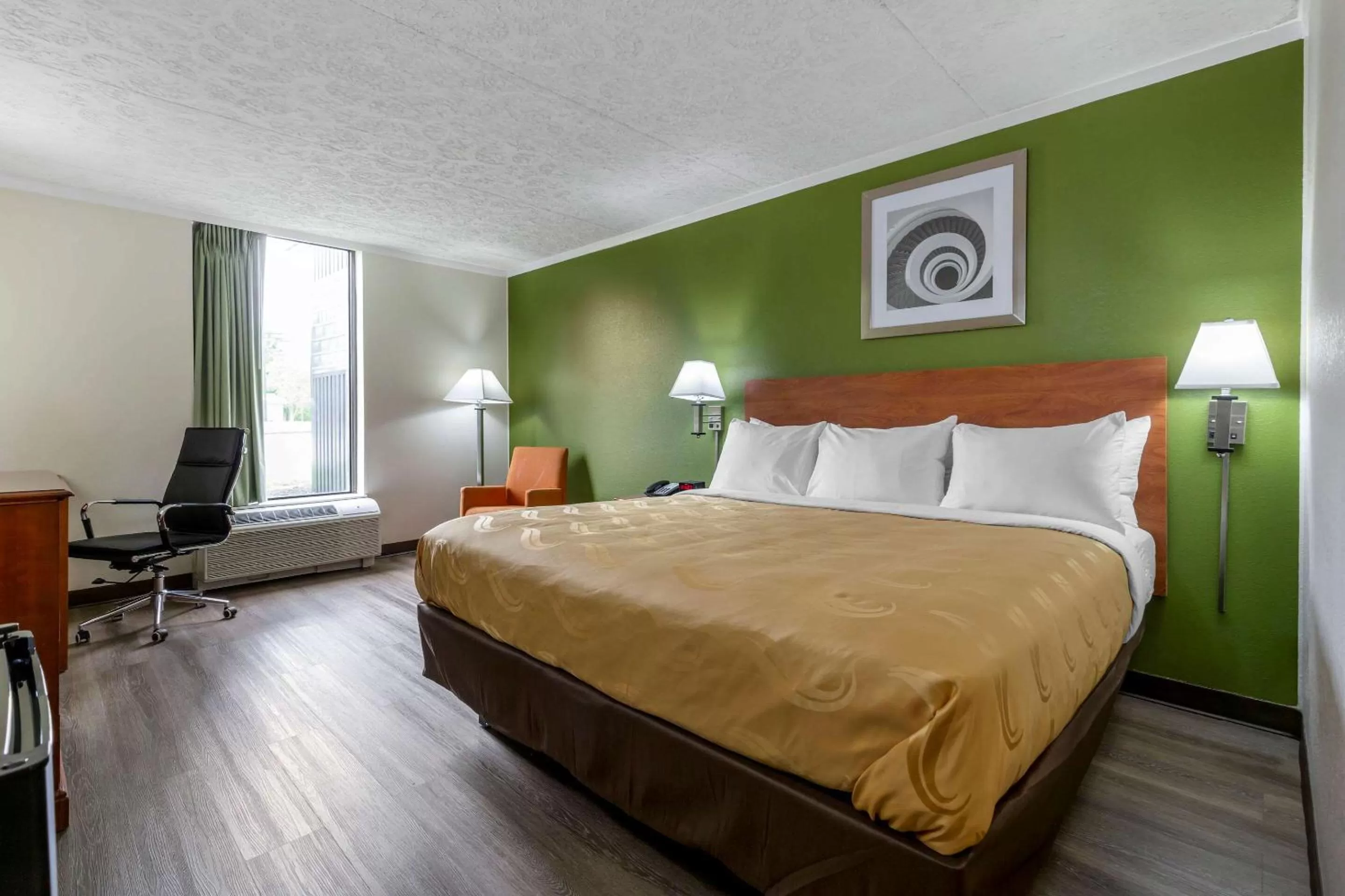 Bedroom, Bed in Quality Inn - Roxboro South