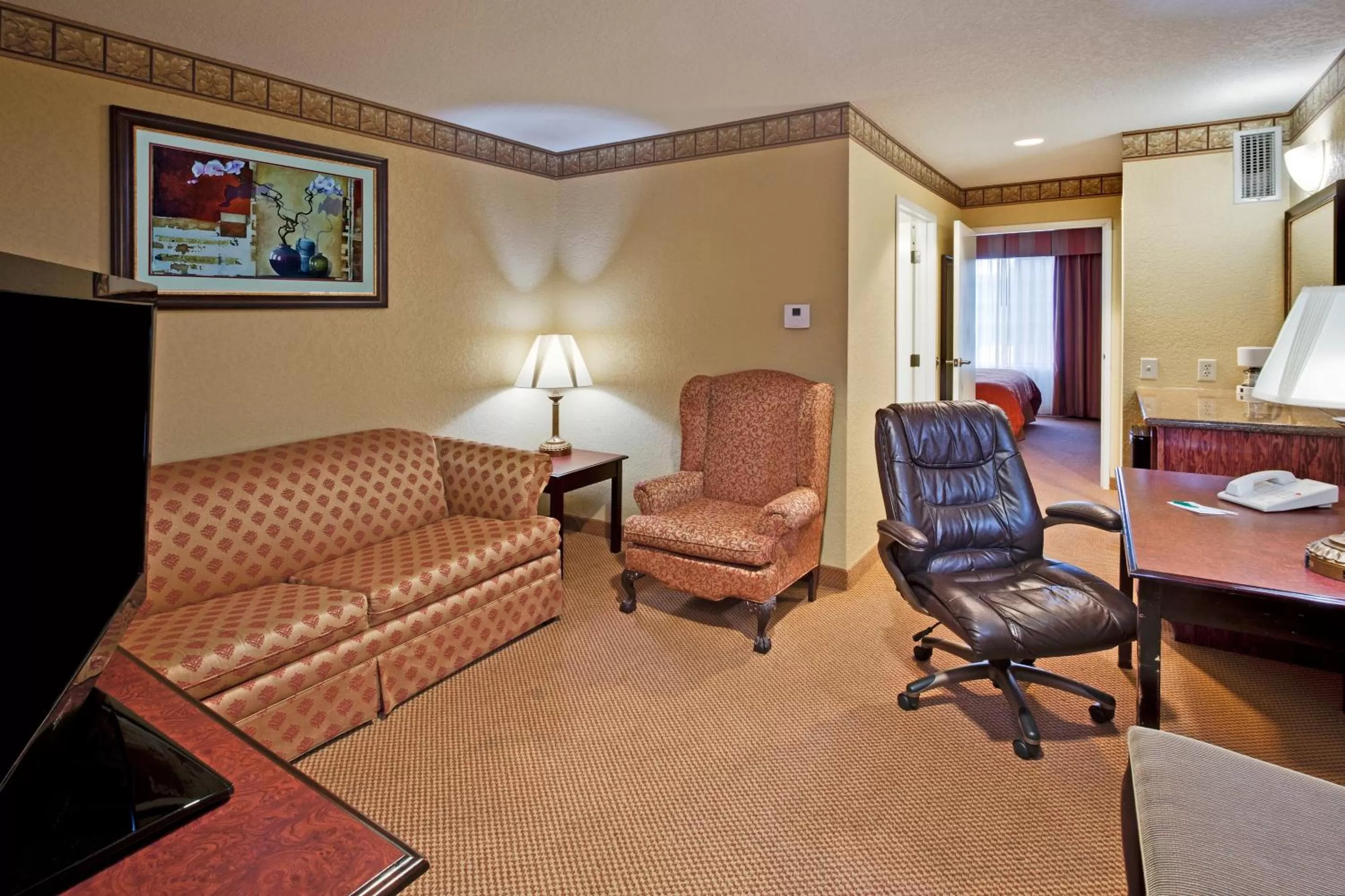 Living room in Country Inn & Suites by Radisson, Hot Springs, AR