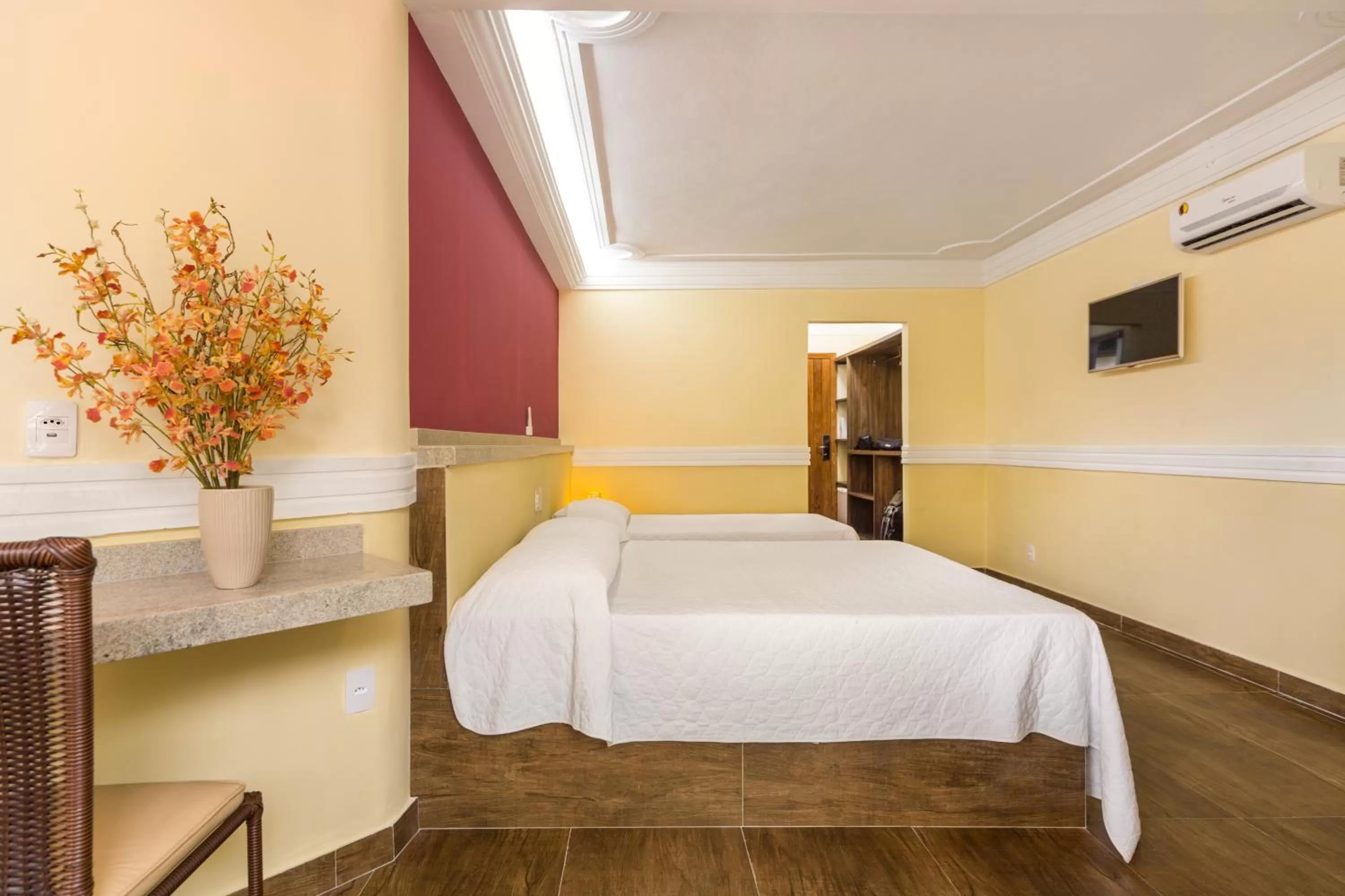 Bed in Floral Inn Family