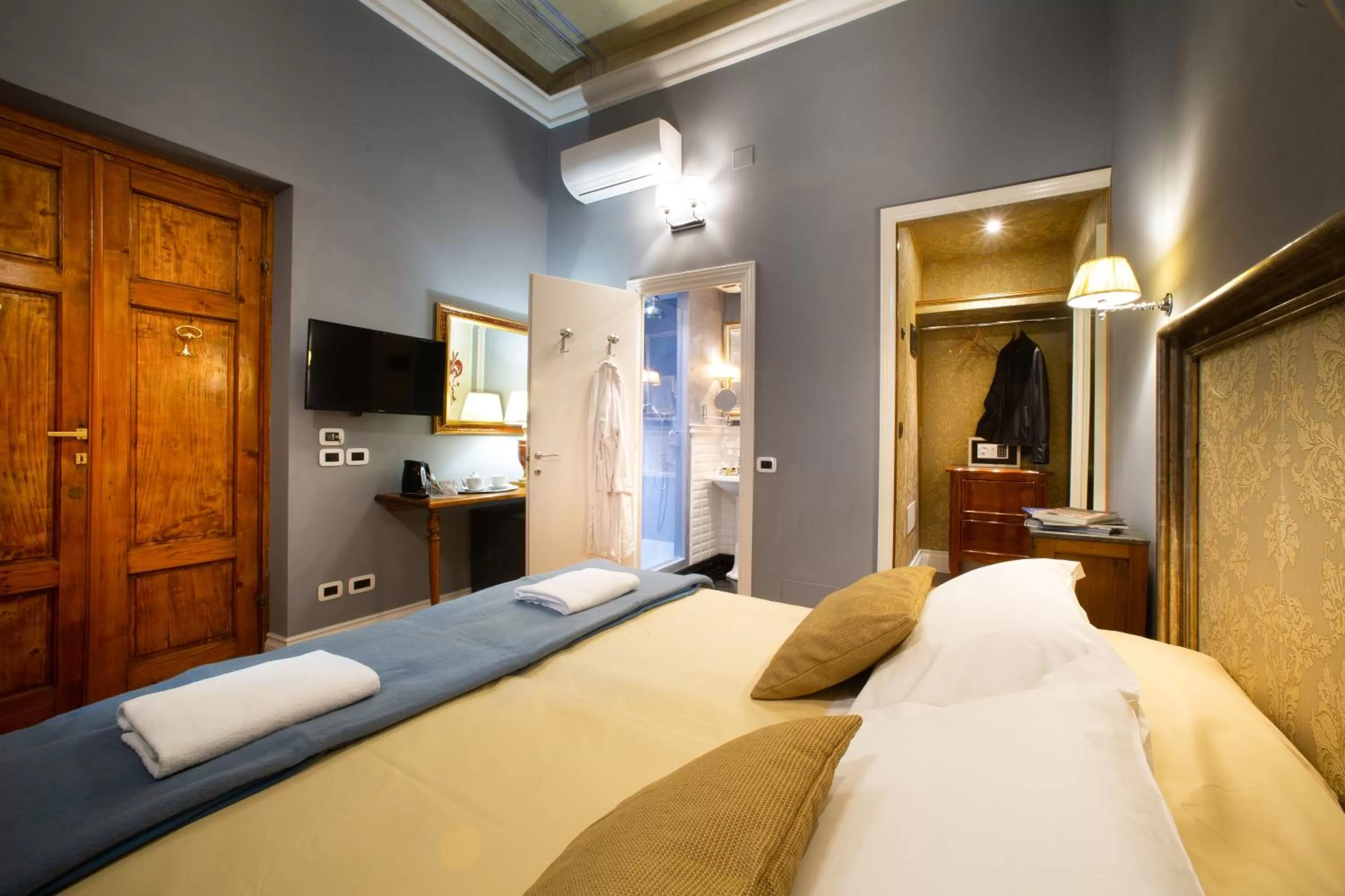 Bed in Boutique B&B Torre de' Conti