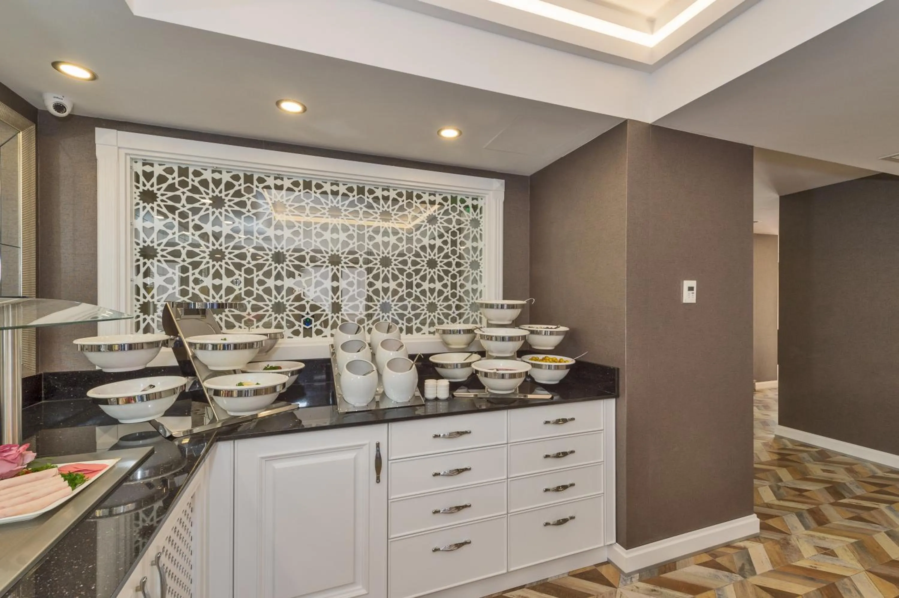 Restaurant/places to eat in Hanna Hotel