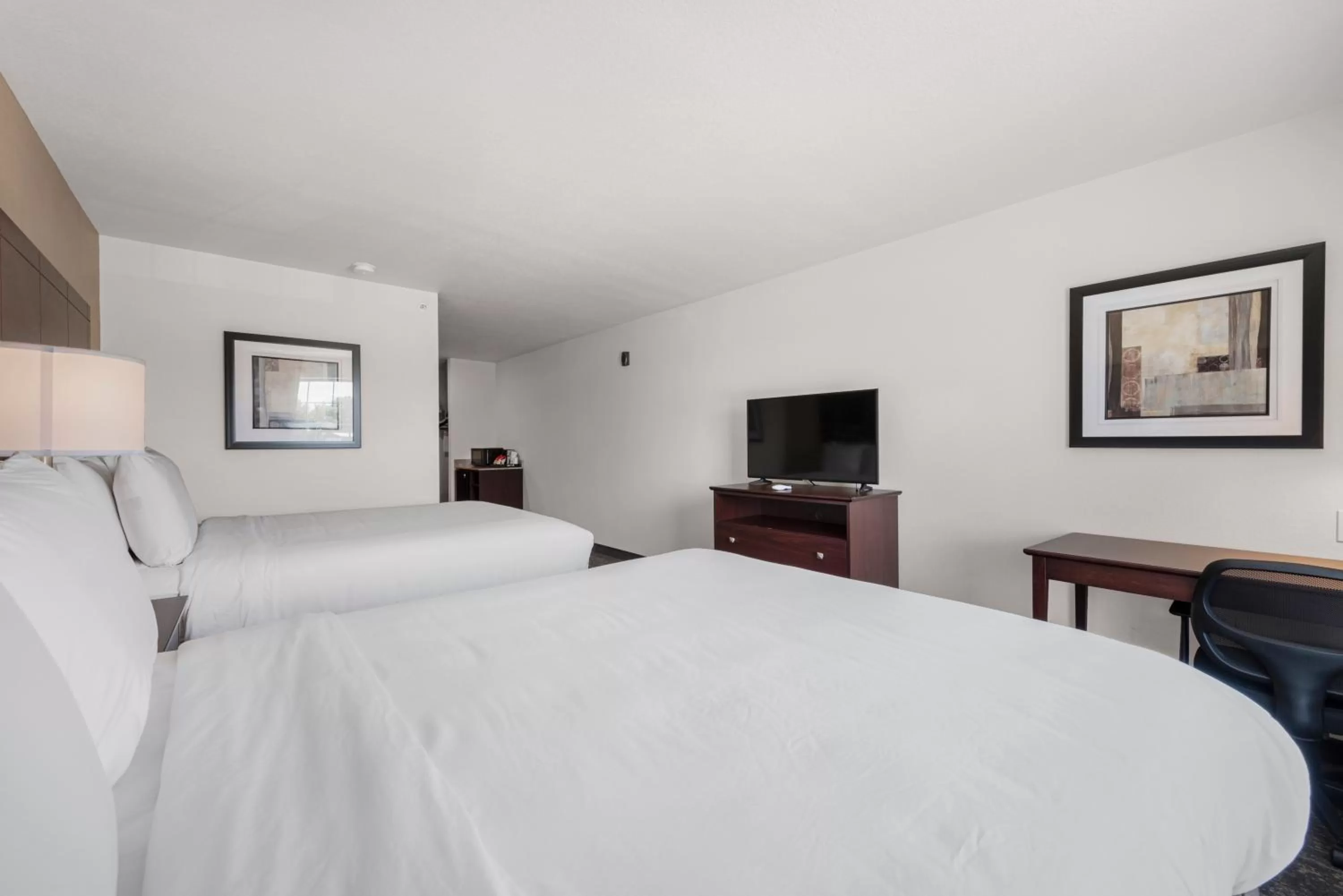 Bed in Cobblestone Hotel & Suites - Urbana