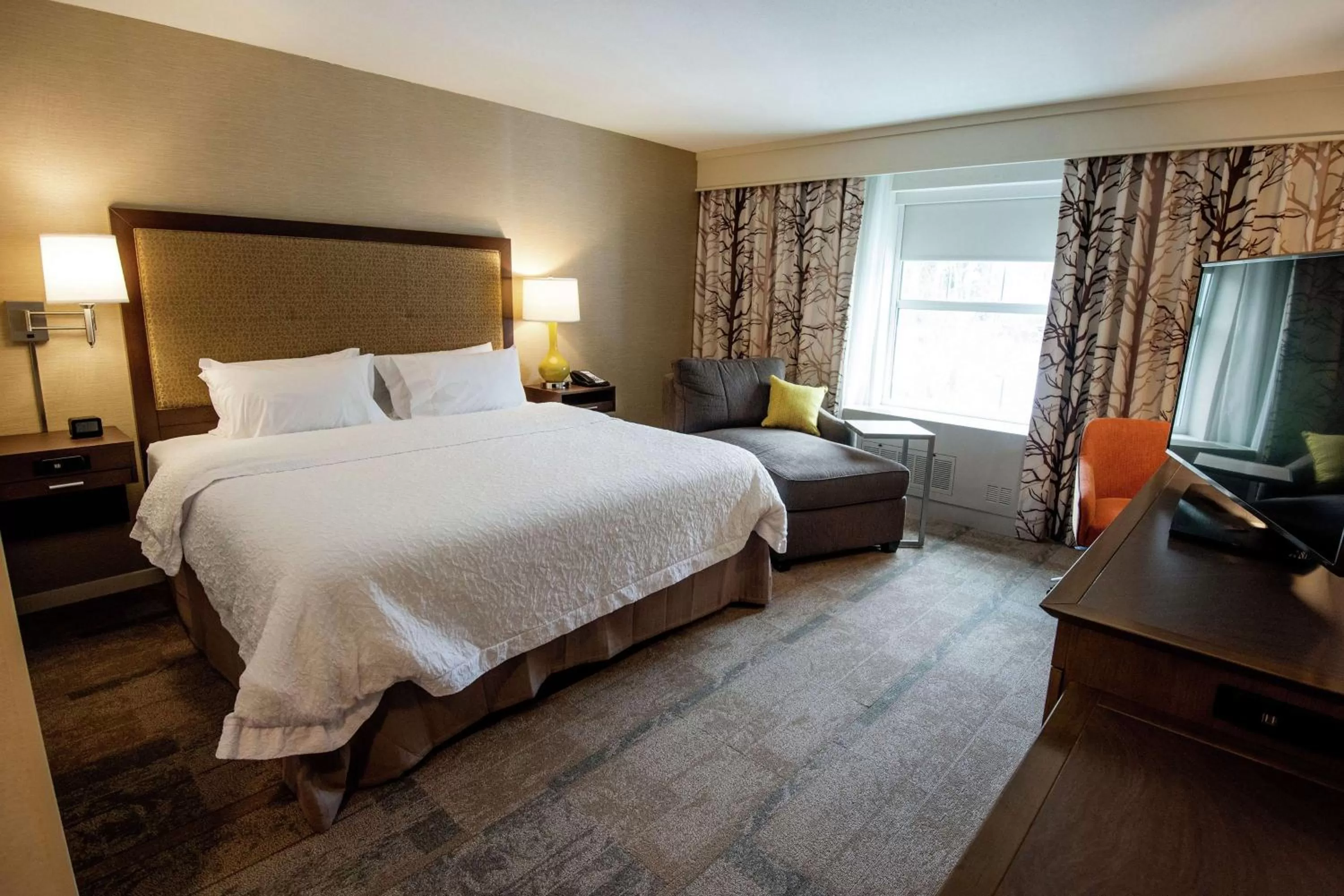 Bedroom, Bed in Hampton Inn & Suites Manchester, Vt