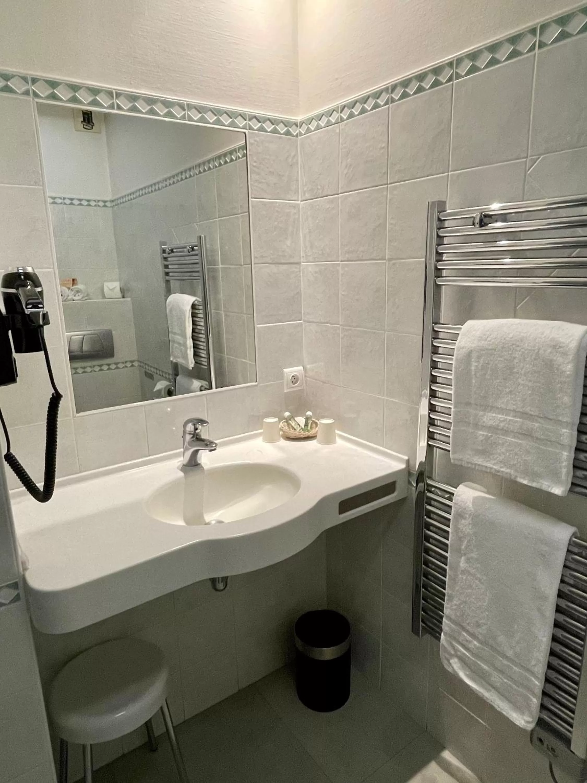 Bathroom in Hôtel Au Logis des Remparts