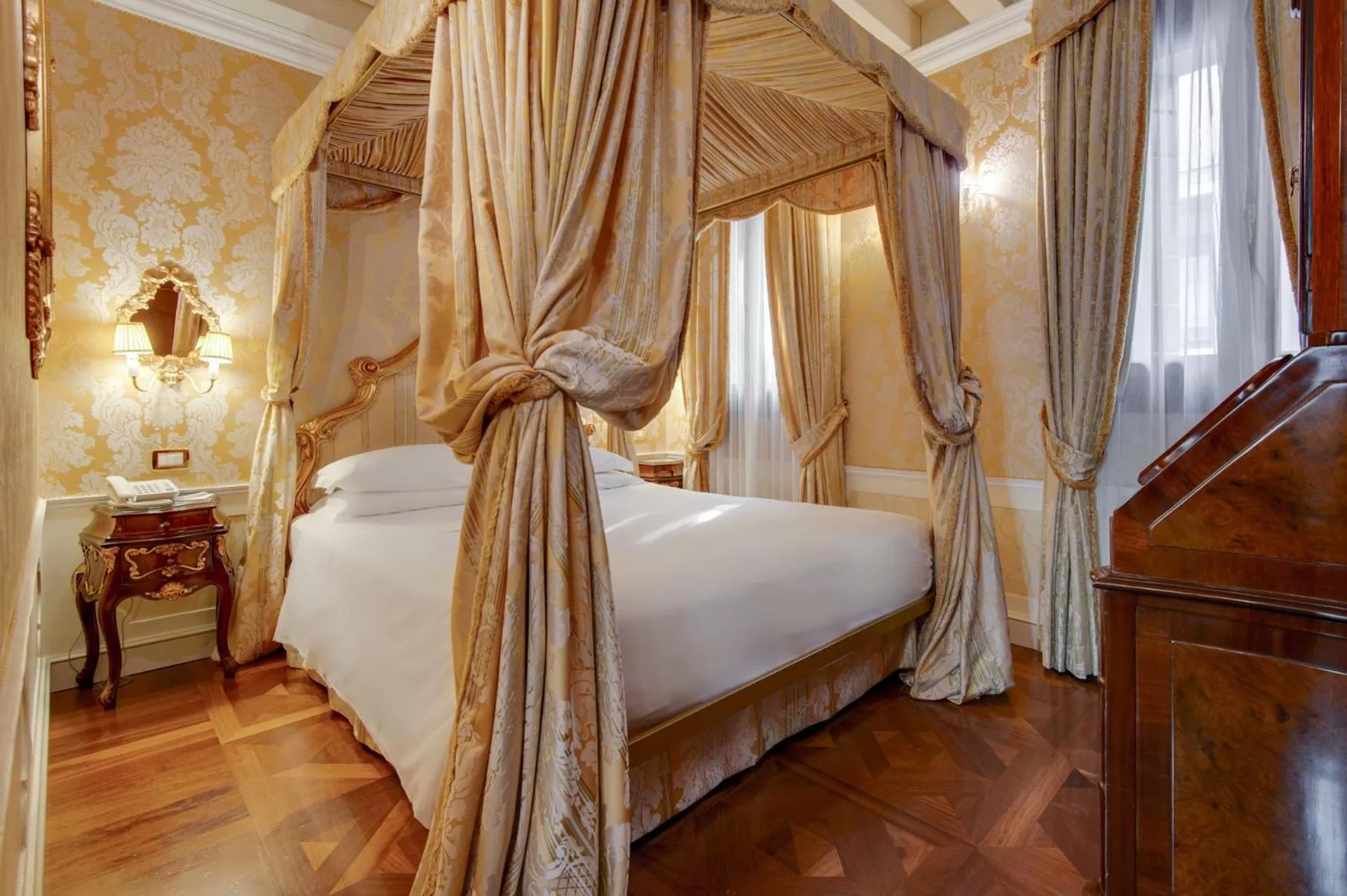 Bedroom, Bed in Canal Grande