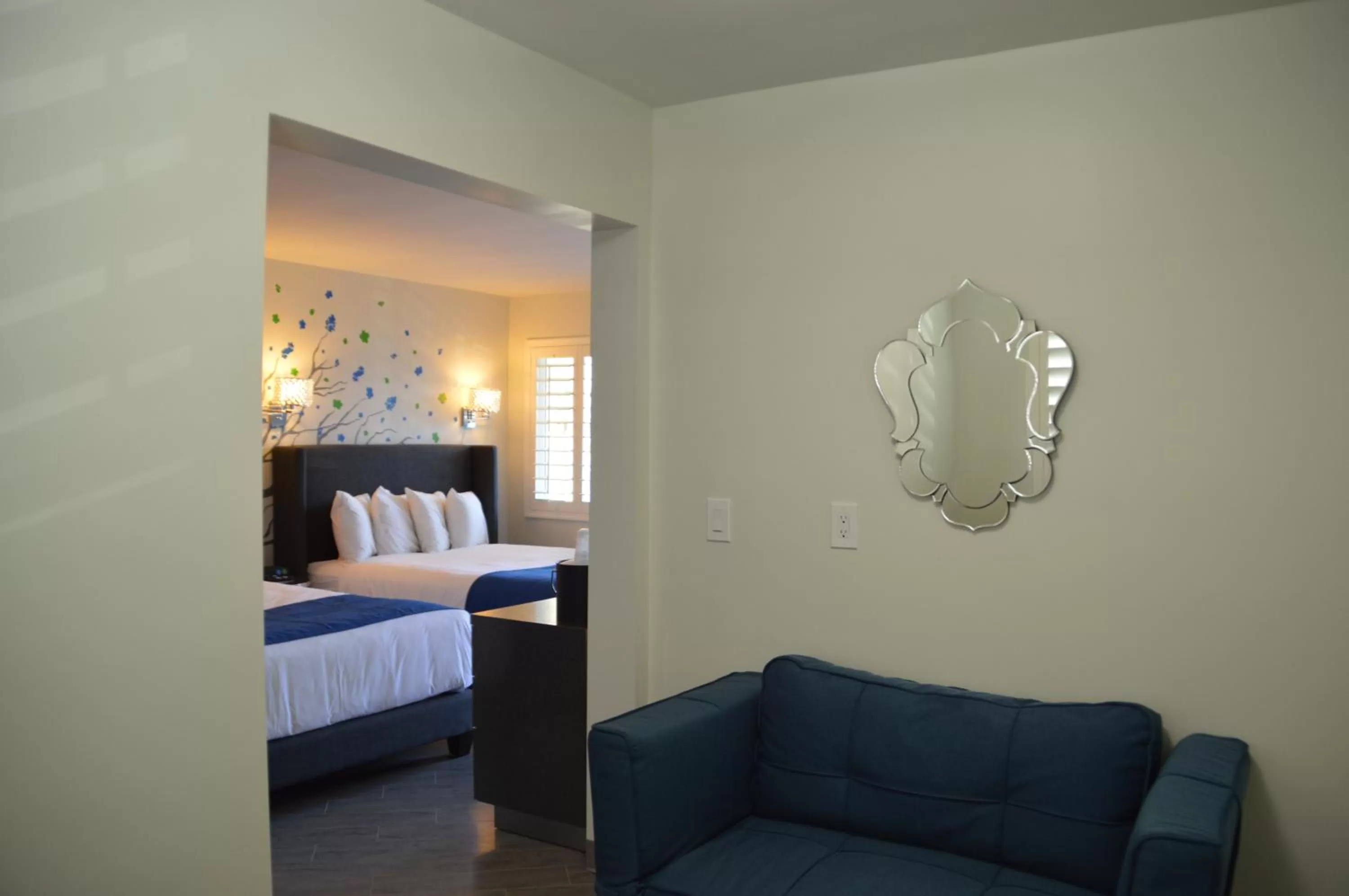 Living room, Bed in University Inn ASU/Tempe