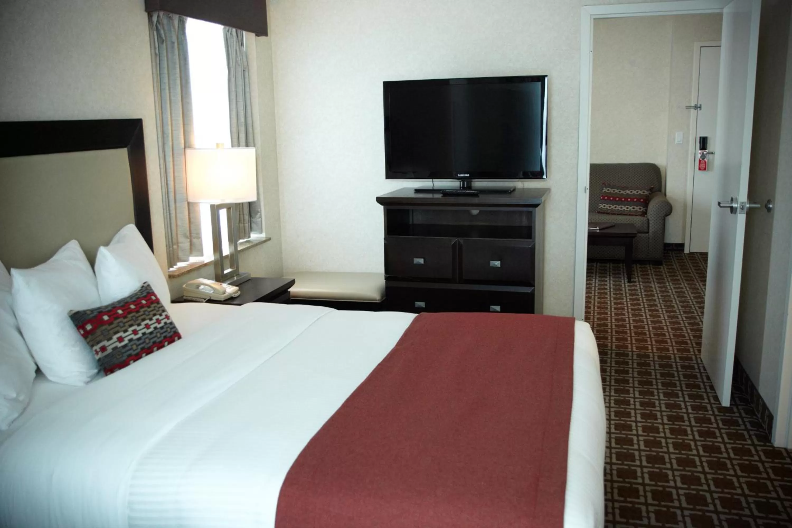 TV and multimedia, Bed in Admiral Inn Mississauga