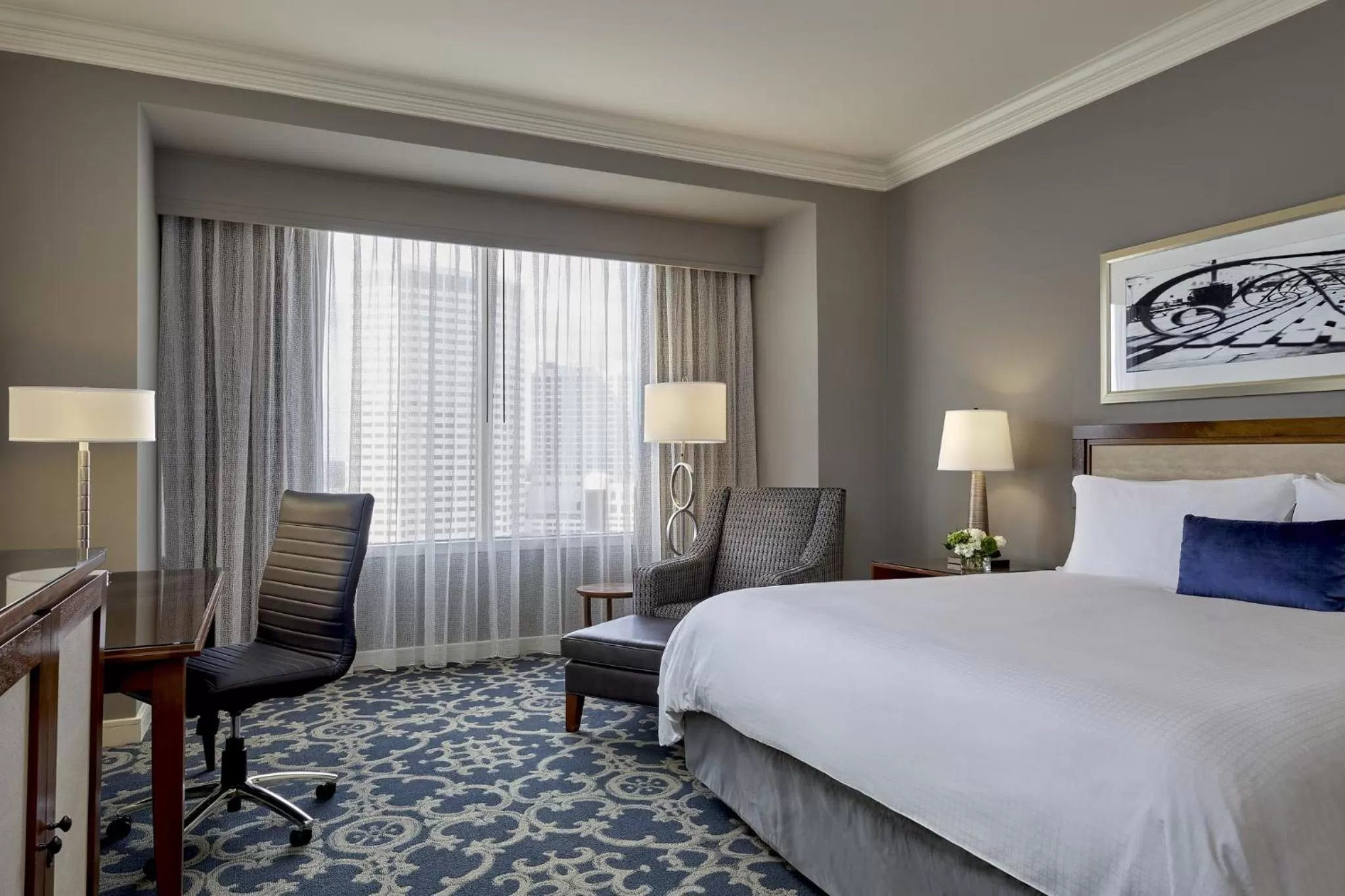 Photo of the whole room, Bed in Loews New Orleans Hotel