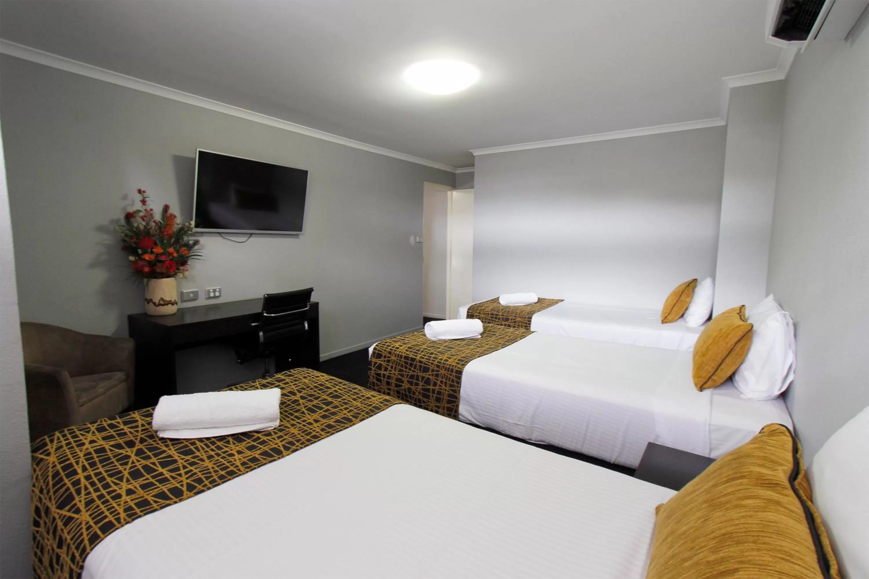 Bedroom, Bed in The Stirling Motel