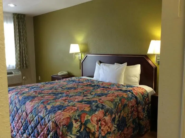 Bed in Stratford House Inn and Suites Temple