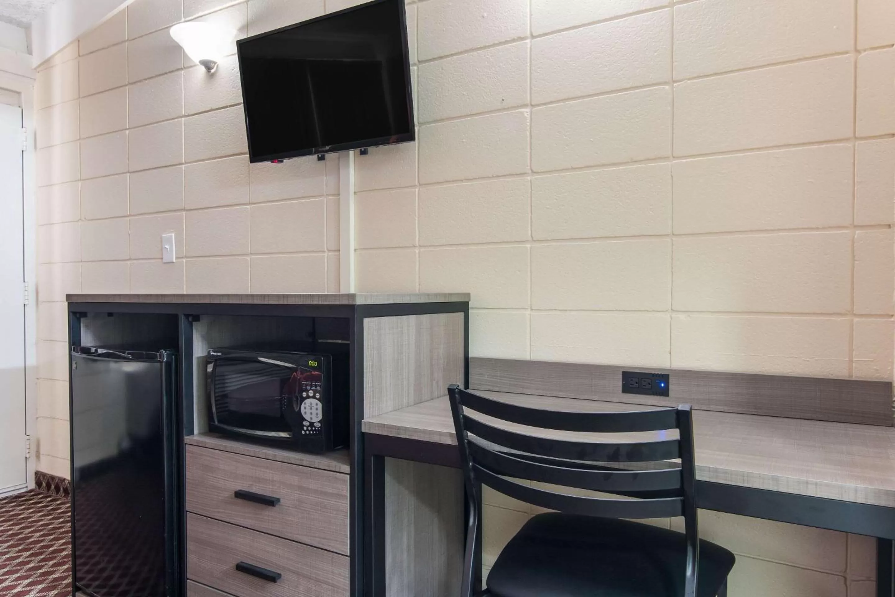 Photo of the whole room in Rodeway Inn Nashville