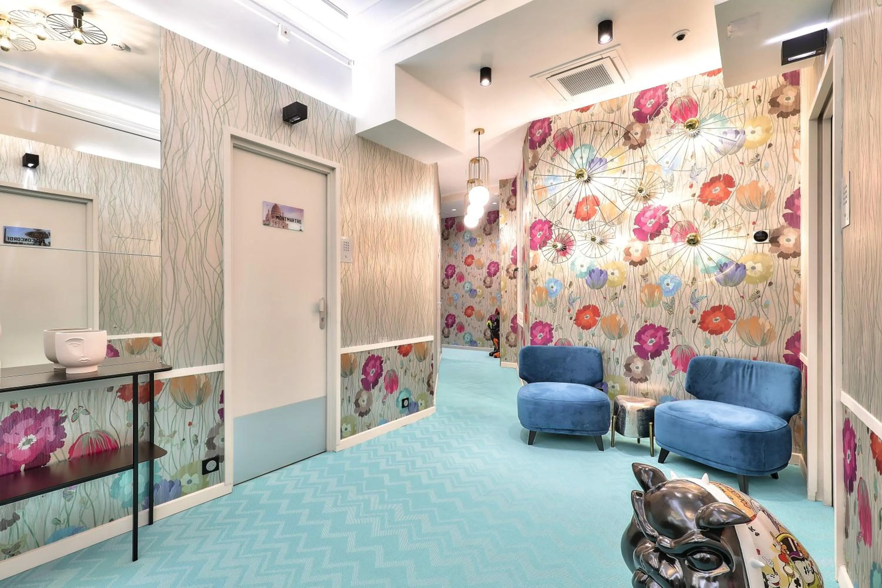 TV and multimedia in Hotel 33 Marbeuf