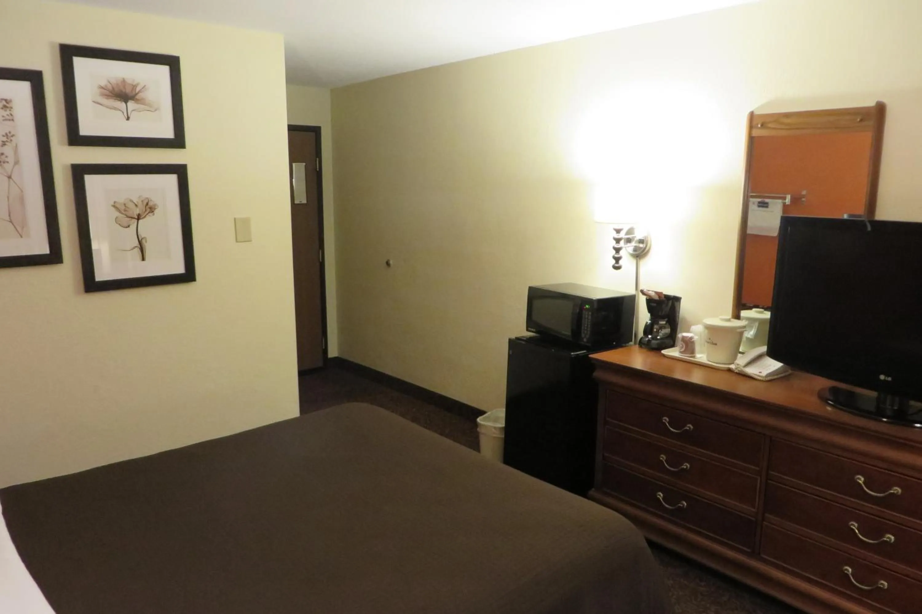 Photo of the whole room, Bed in AmericInn by Wyndham Forest Lake
