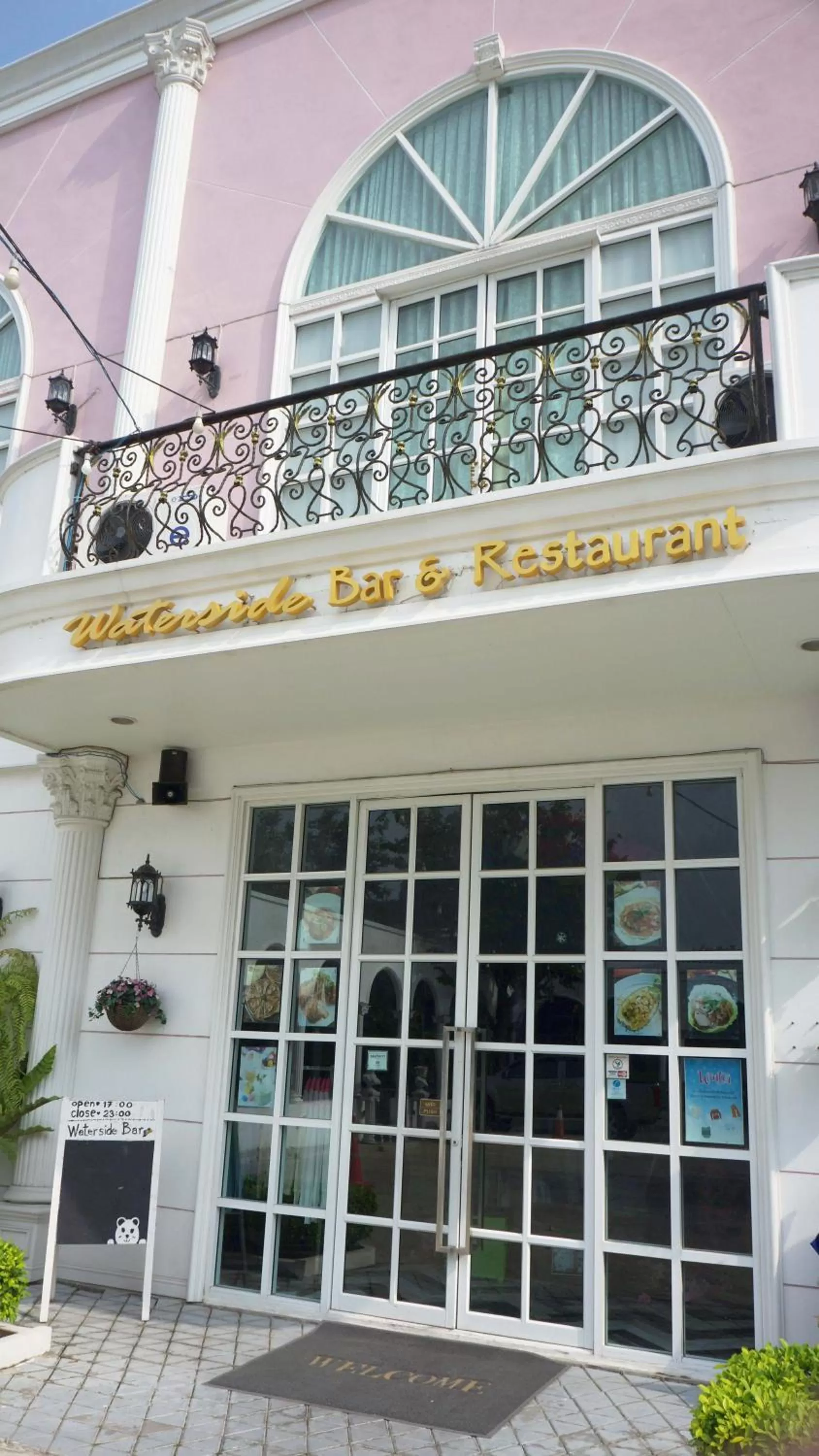 Restaurant/places to eat in Westgate Residence Hotel