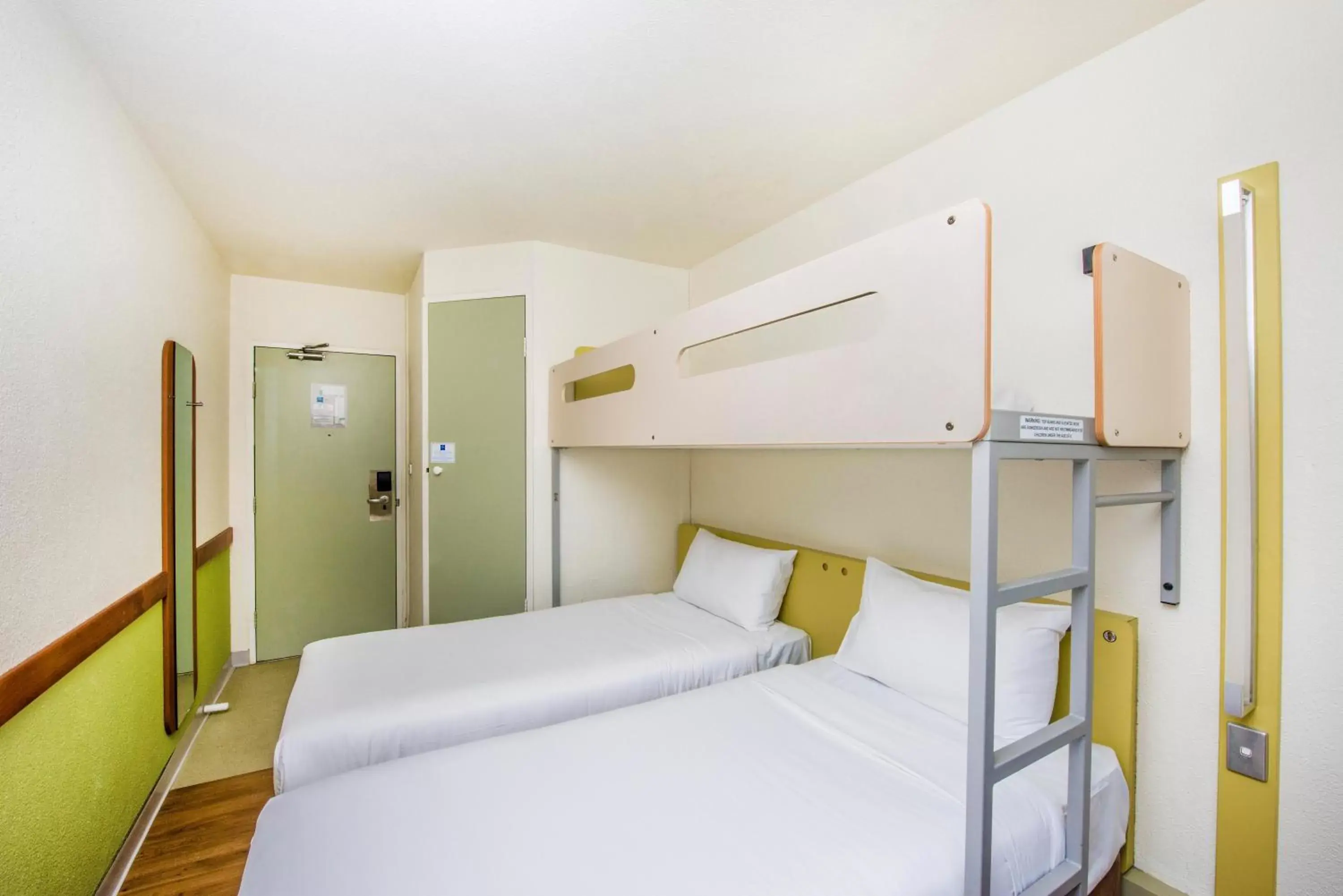 Standard Twin Room with a Bunk Bed in ibis Budget - Newcastle Standard Twin Room with a Bunk Bed in ibis Budget - Newcastle