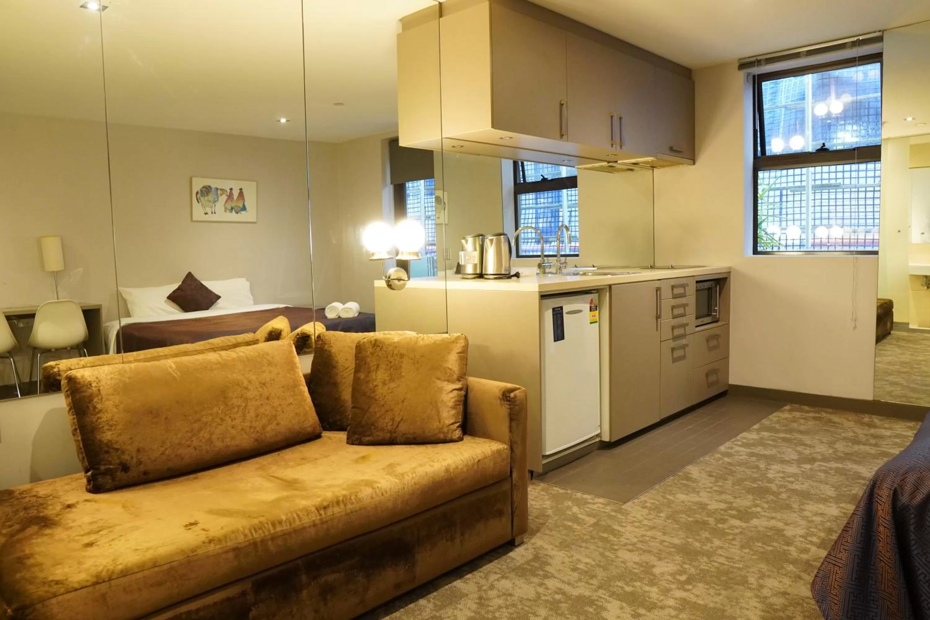 Kitchen or kitchenette, Seating Area in MVV Motel & Comfy Kew Apartments