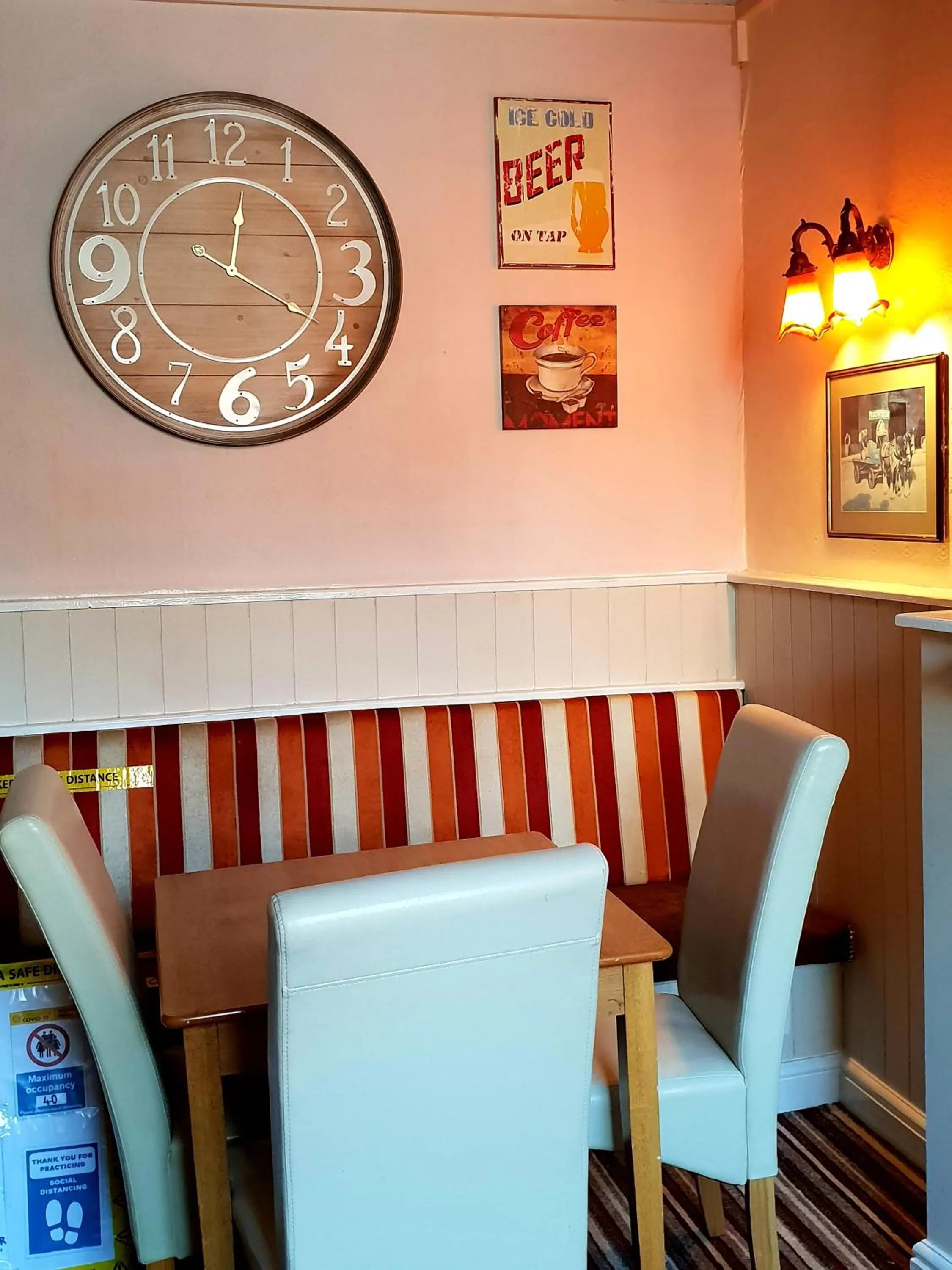 Communal lounge/ TV room in The Pelican Inn