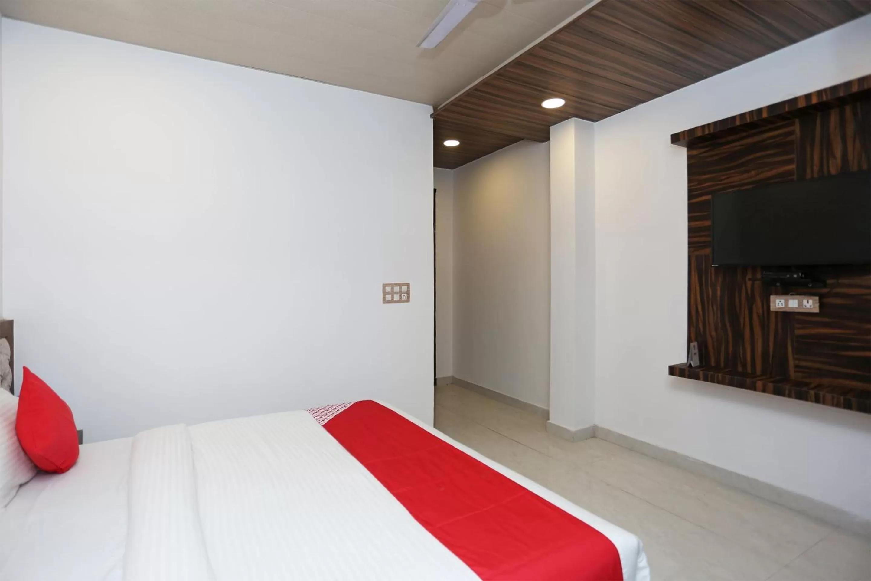 Bedroom, Bed in Super OYO Capital O Hotel Rosewood Inn