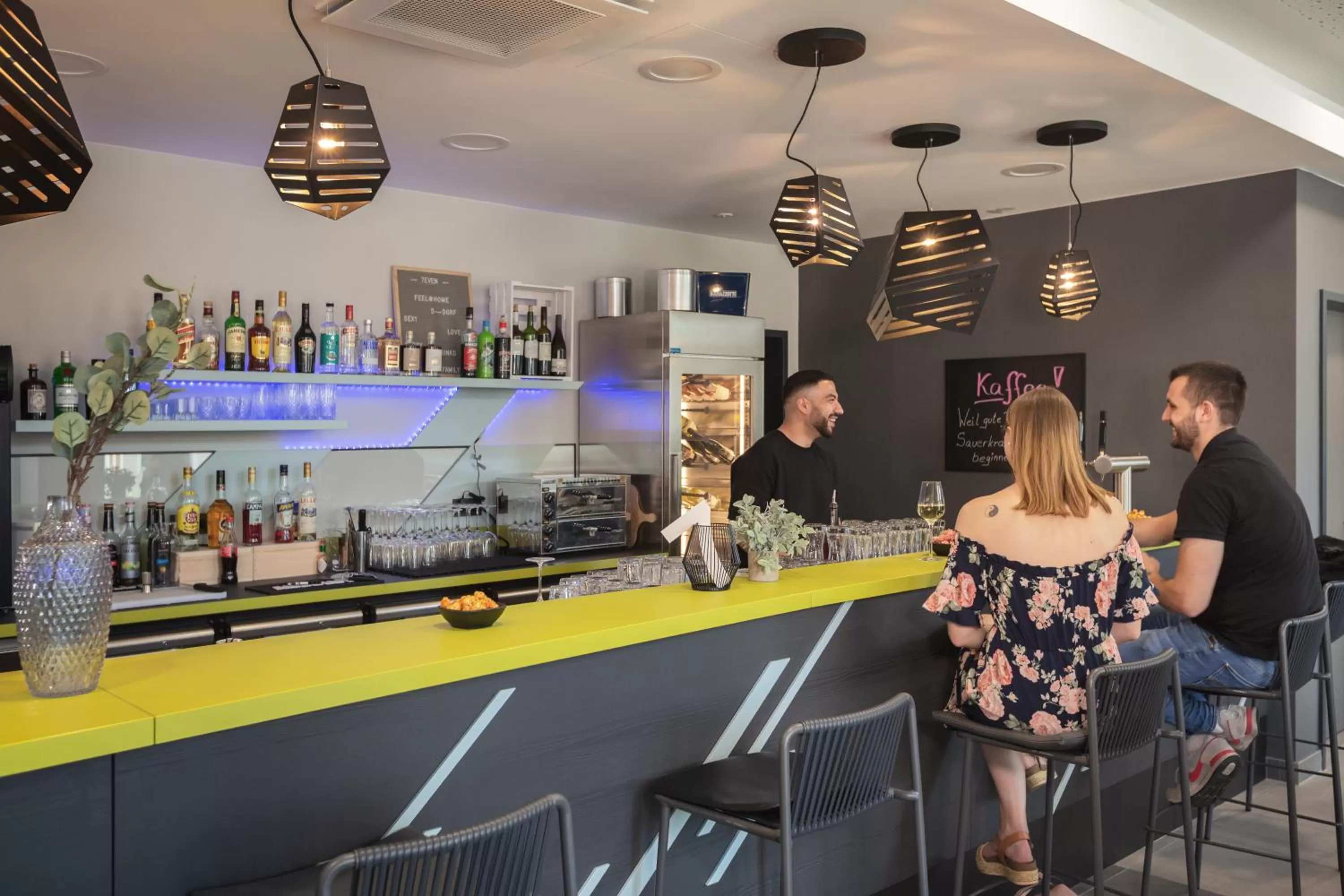 Lounge or bar in Holiday Inn - the niu, Seven Dusseldorf Ost by IHG