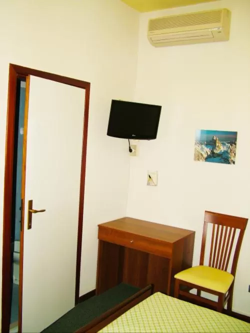 TV and multimedia in Hotel Tuscolano