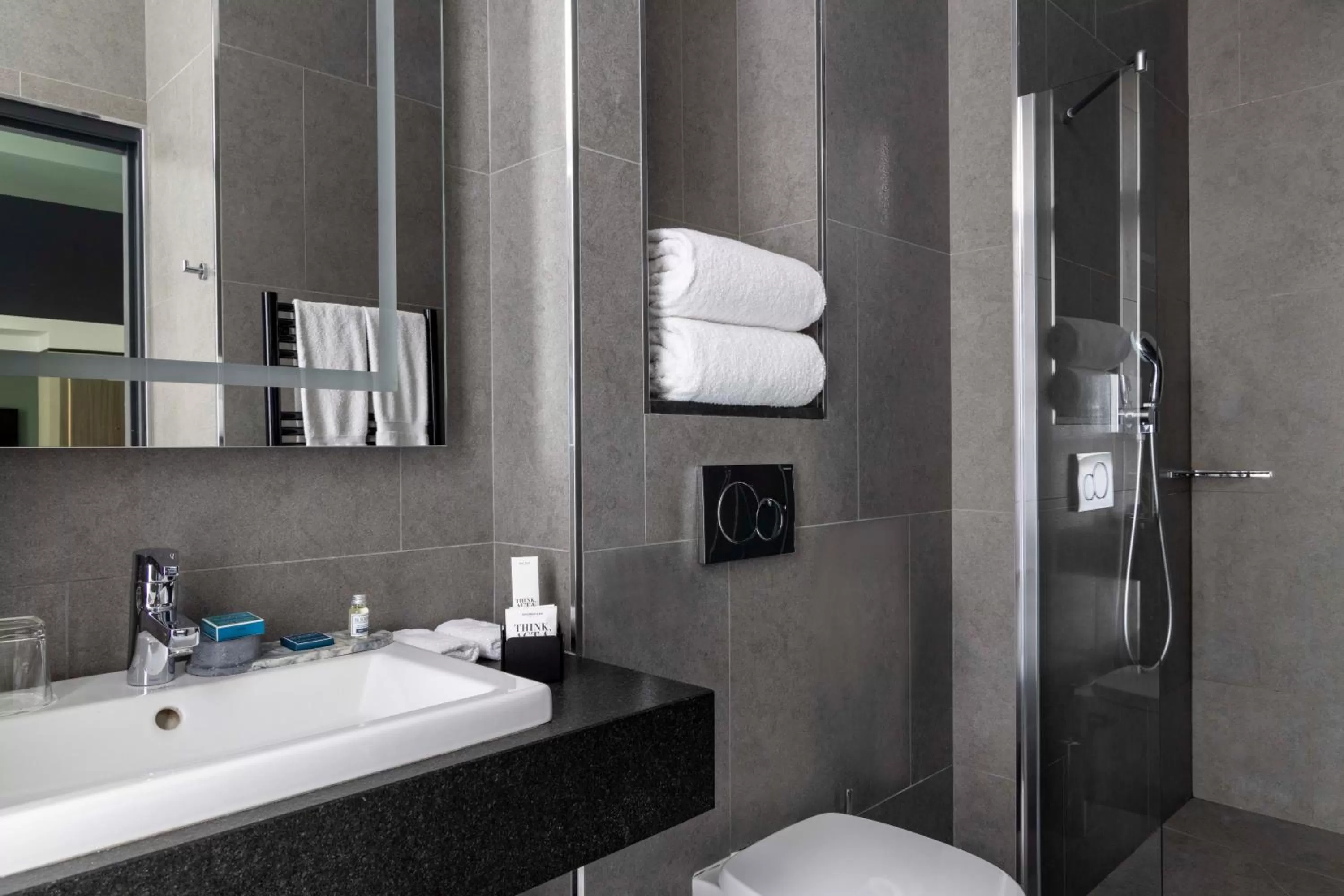 Bathroom in Hôtel Opéra Liège