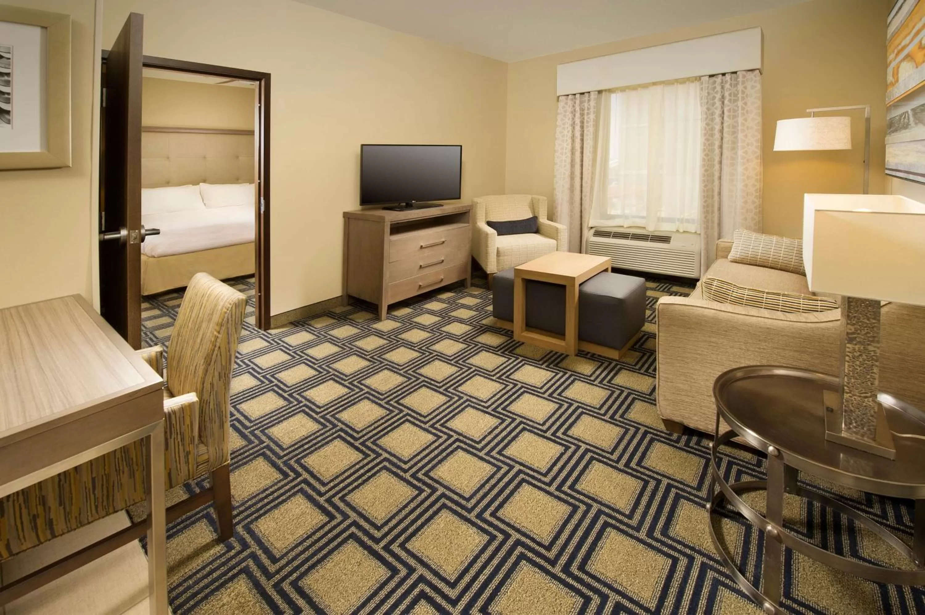 Living room, Bed in Homewood Suites by Hilton Midland