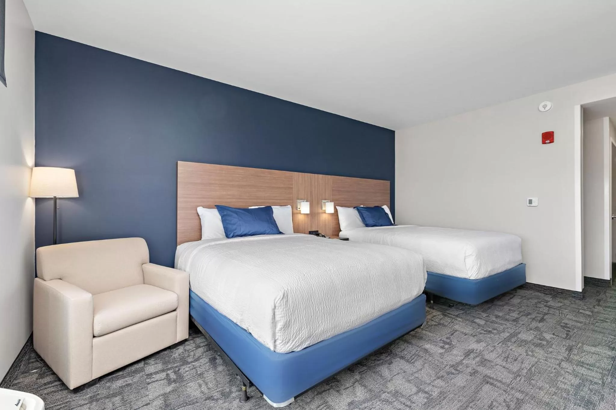 Photo of the whole room, Bed in Holiday Inn Express Kansas City North Parkville by IHG
