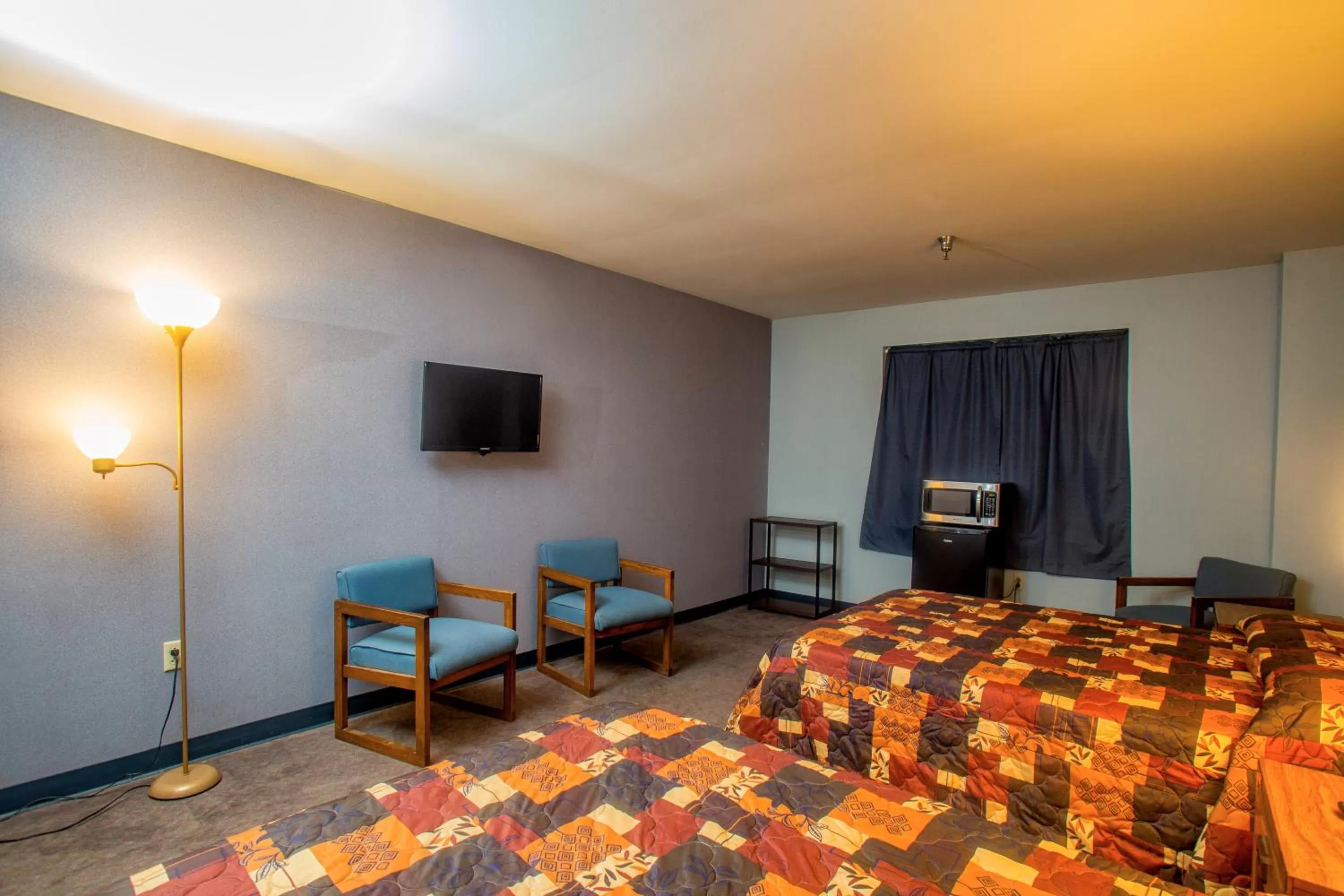 Bedroom, Bed in Lafayette Inn