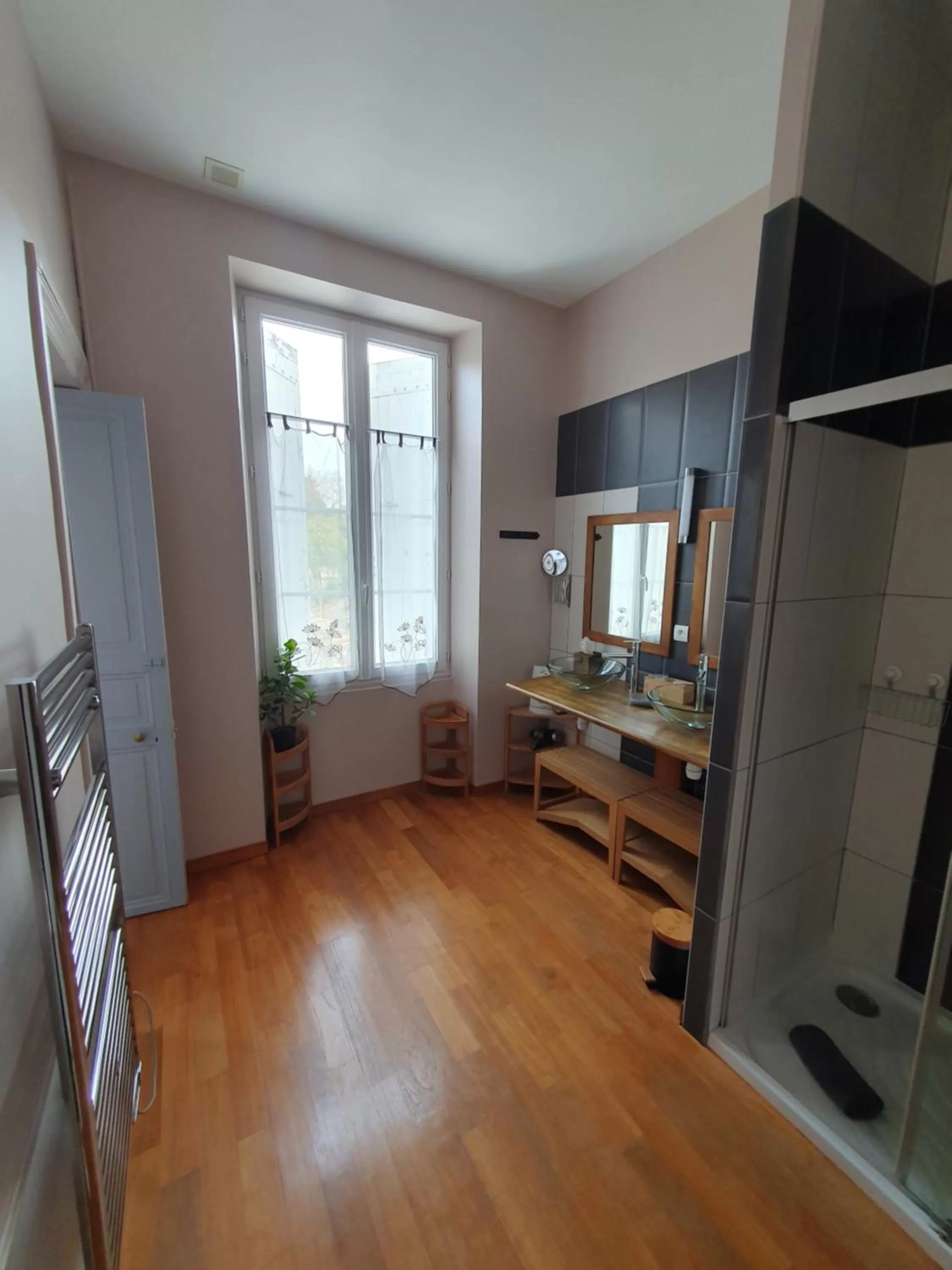 Shower, Kitchen/Kitchenette in H de Surgères