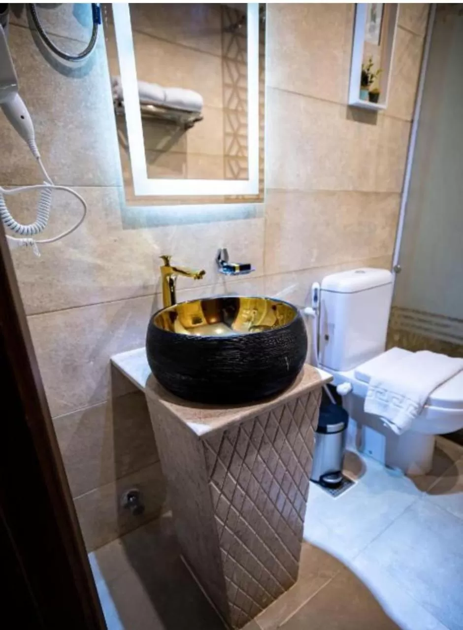 Shower in Solima Pyramids View