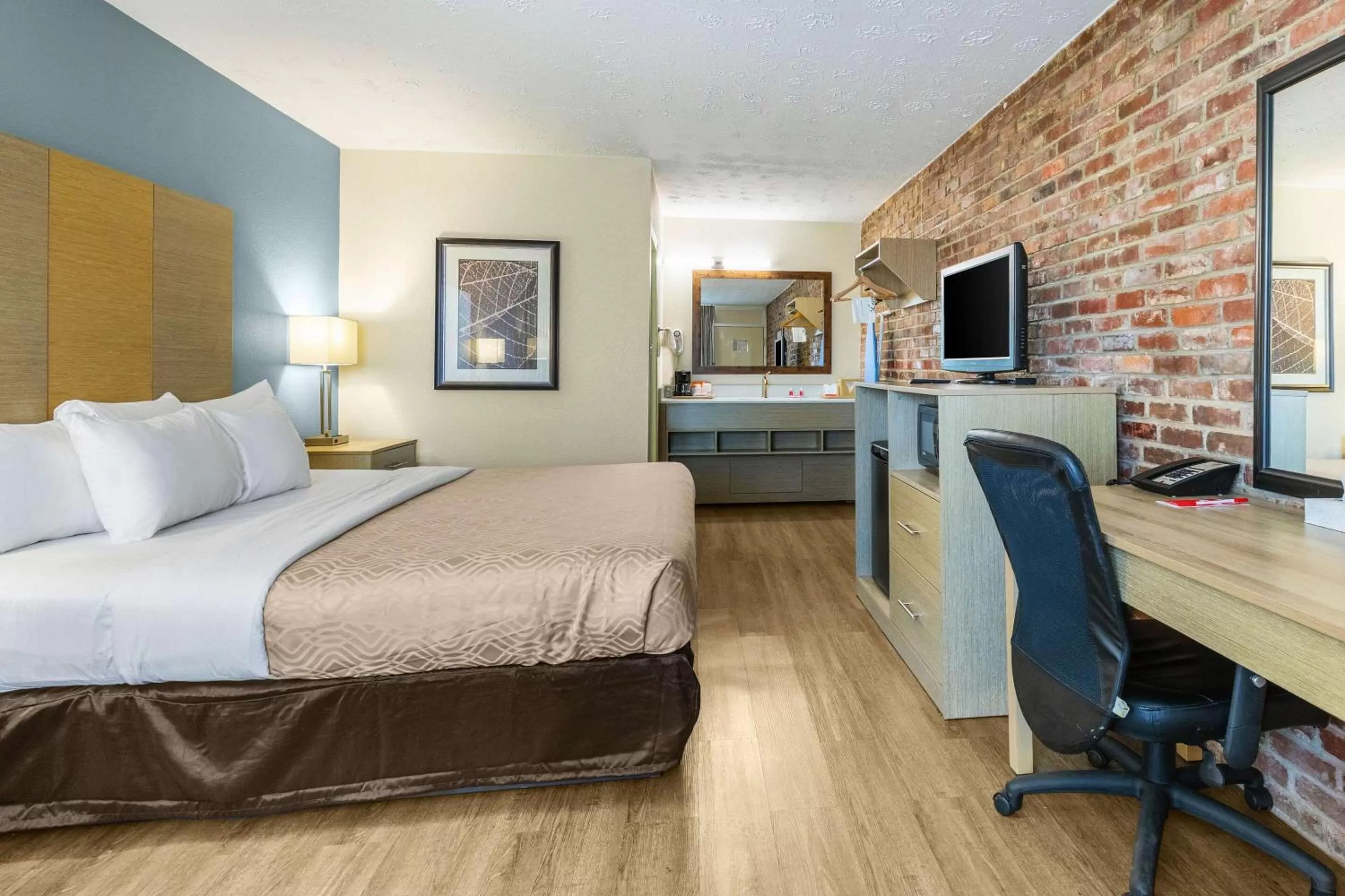 Photo of the whole room, Bed in Econo Lodge Middlesboro