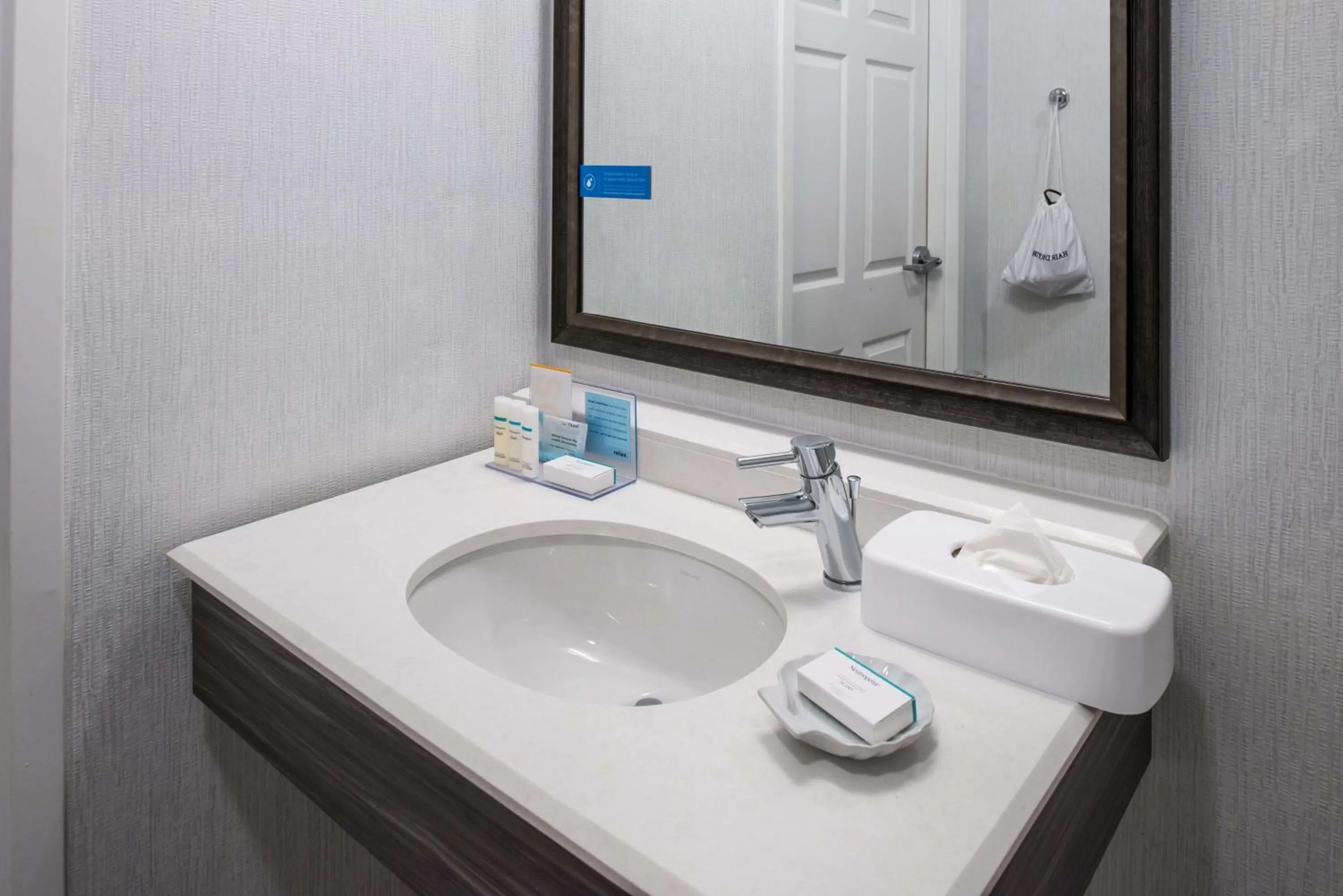 Bathroom in Hampton Inn Fort Lauderdale Plantation