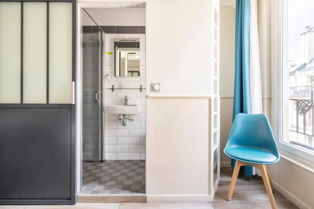 Bathroom in District Republique