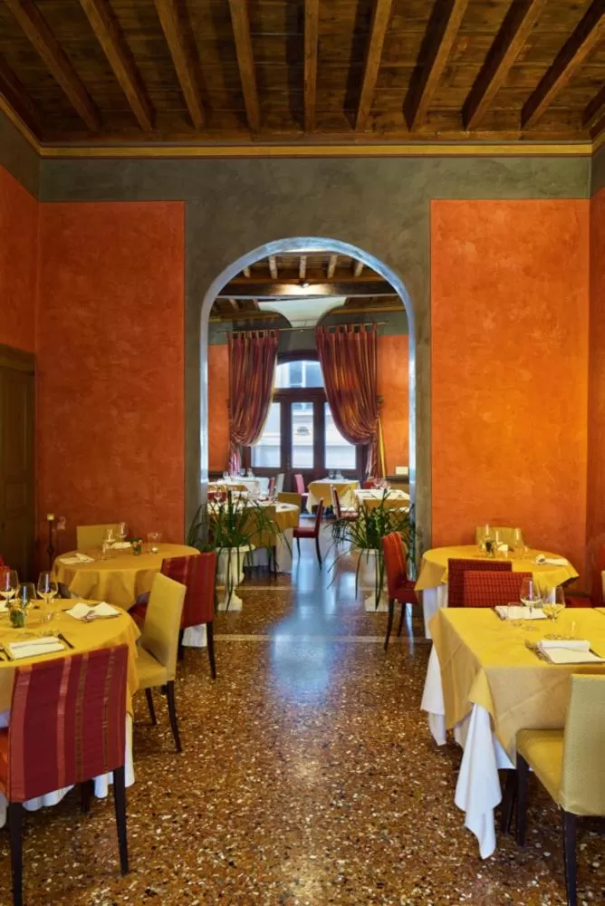 Restaurant/places to eat in Albergo Cappello